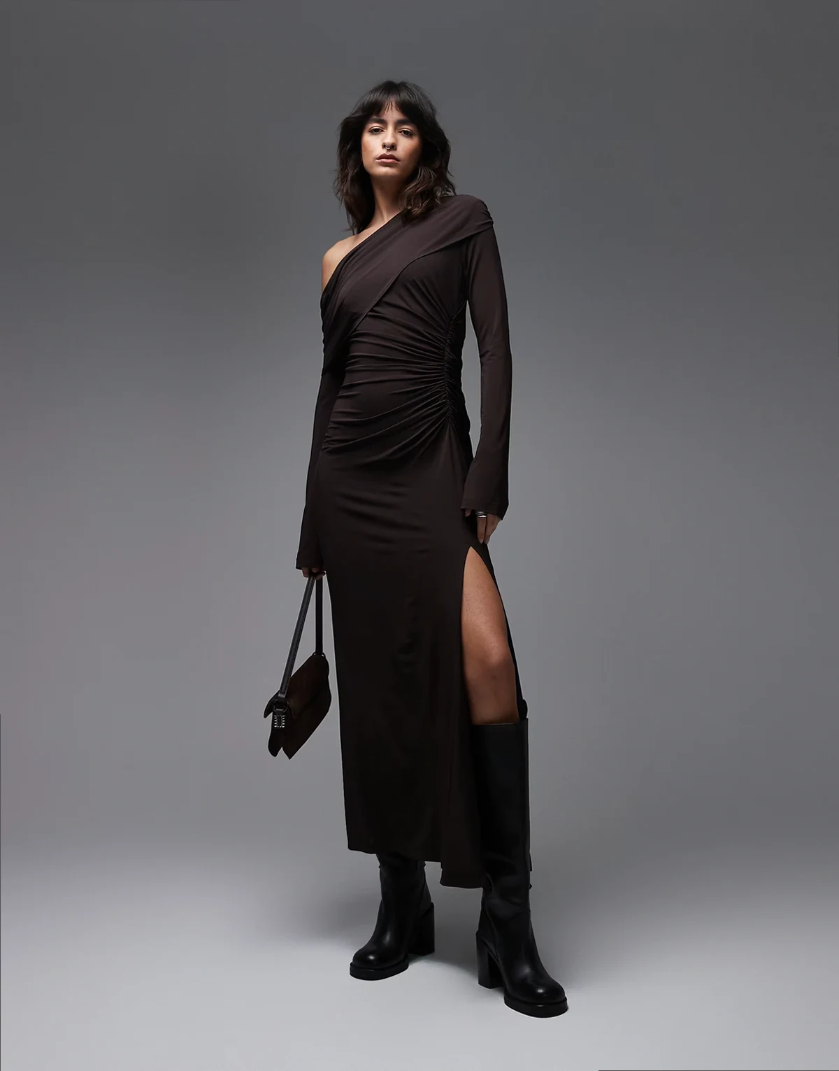 – Drapiertes One-Shoulder-Maxikleid aus Jersey in Schokobraun mit Frontschlitz