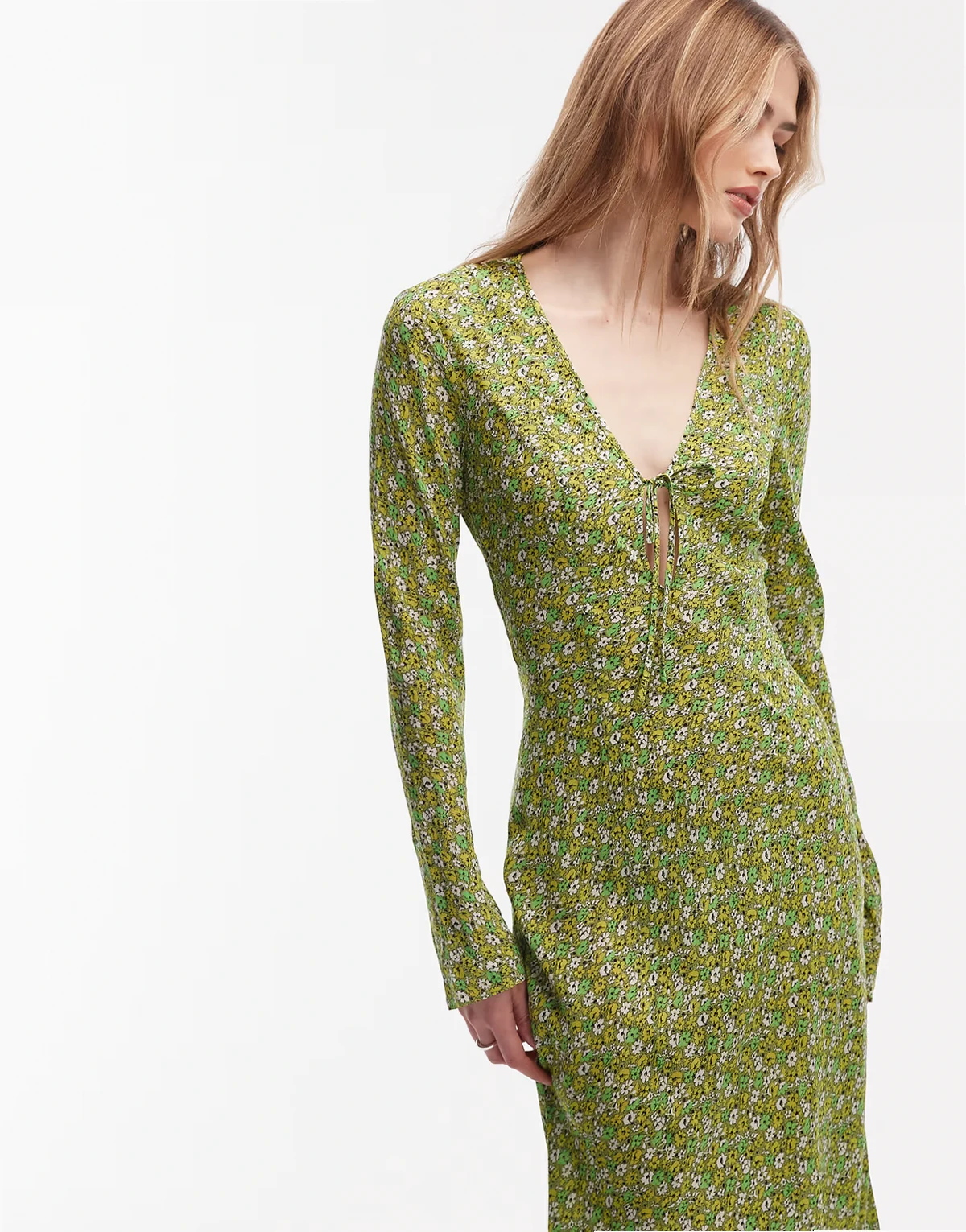 – Kleid in Grün mit asymmetrischem Schnitt, V-Ausschnitt, Volantärmeln und Blümchenmuster