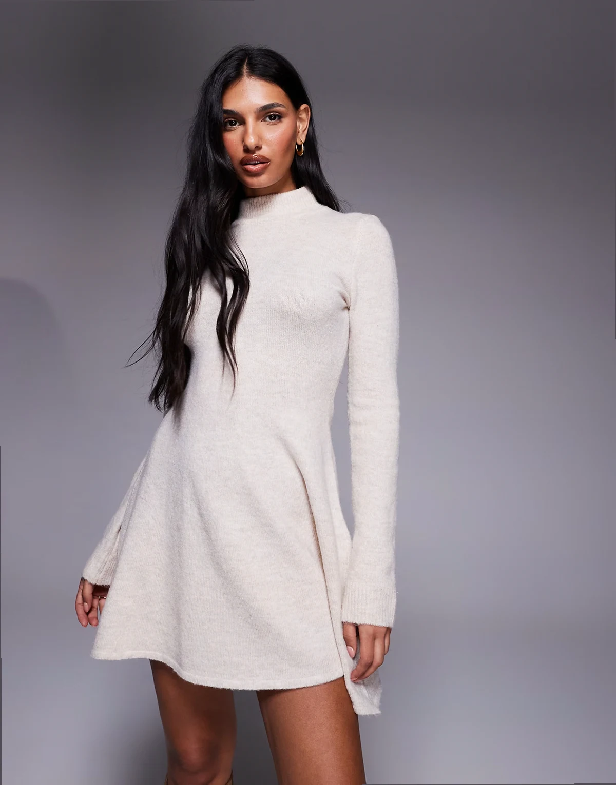 – Exclusive – Skater-Minikleid aus Strick in Cremeweiß mit hohem Kragen