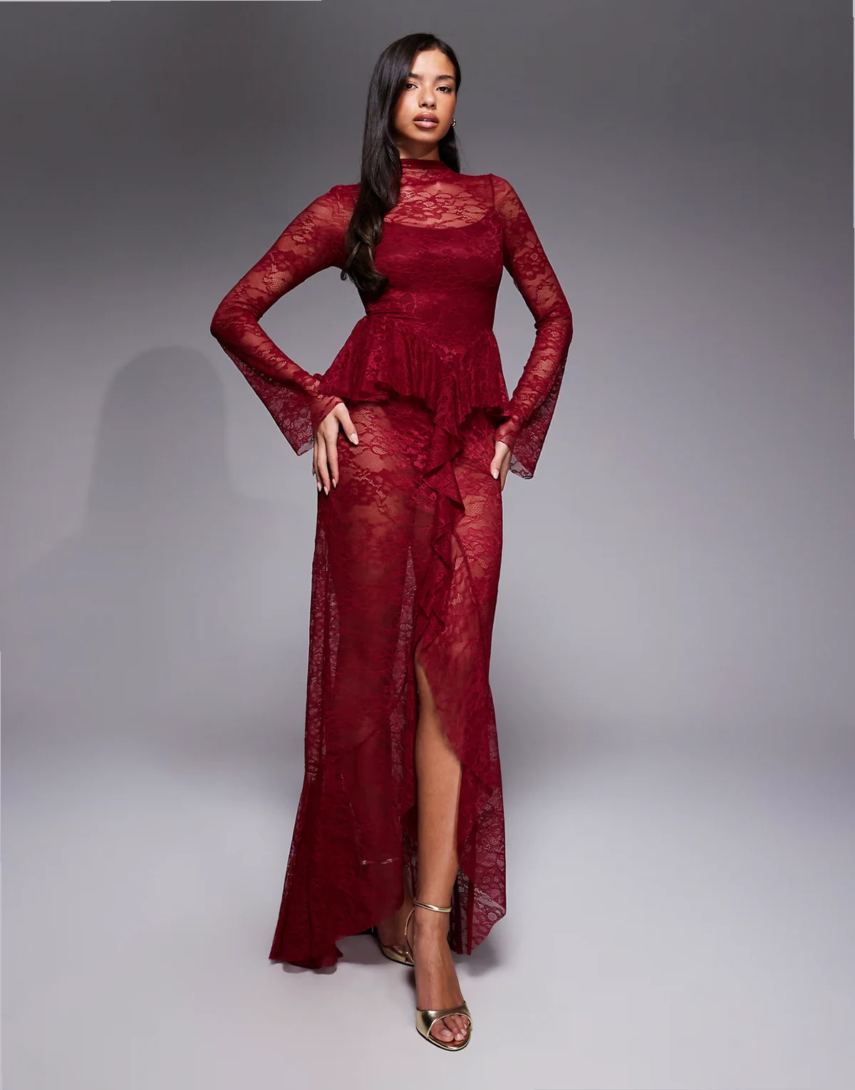 – Hochgeschlossenes Maxikleid aus transparenter Spitze in Himbeerrot mit Schößchen und Body-Futter