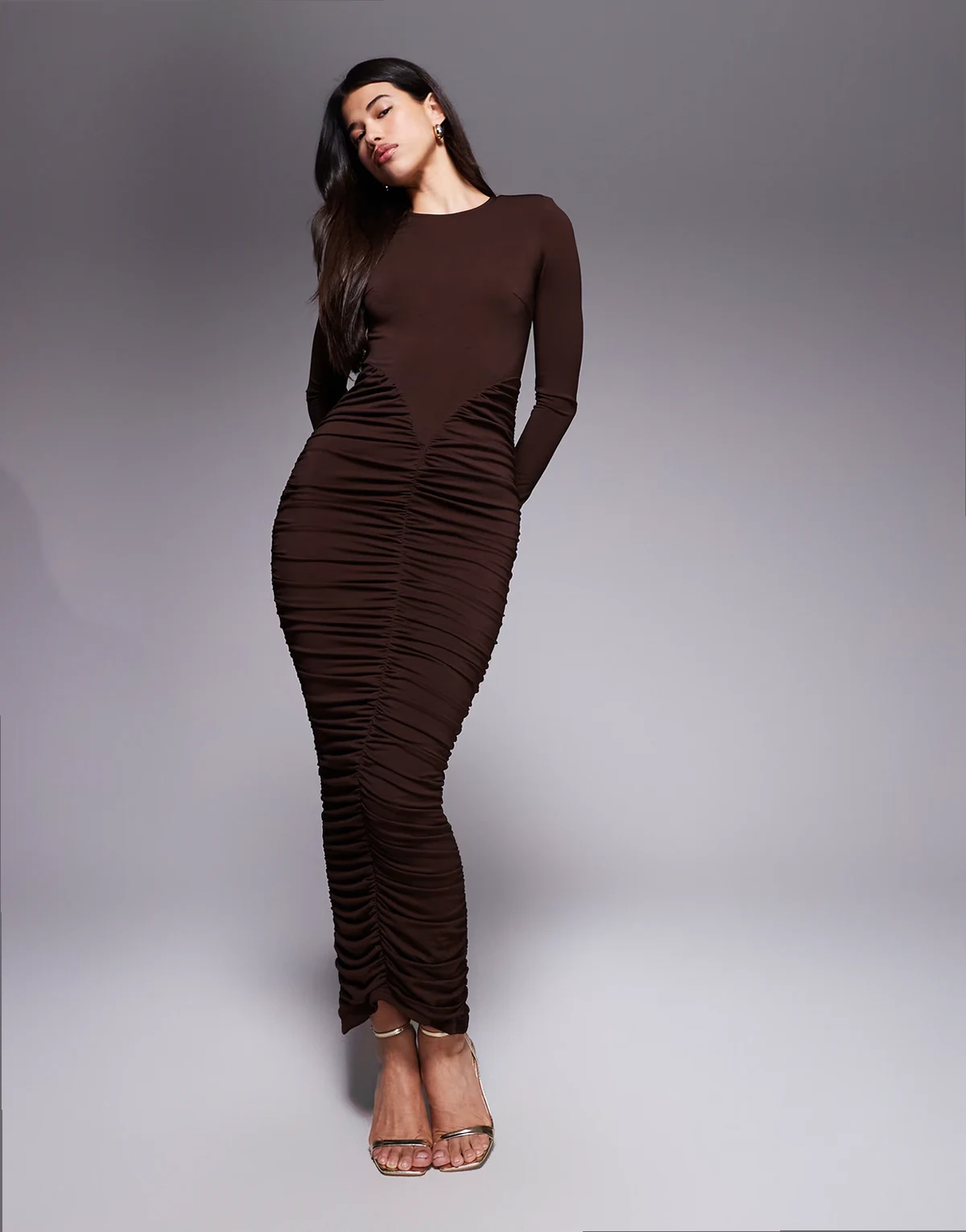 – Figurformendes Bodycon-Maxikleid in Schokobraun mit Raffung