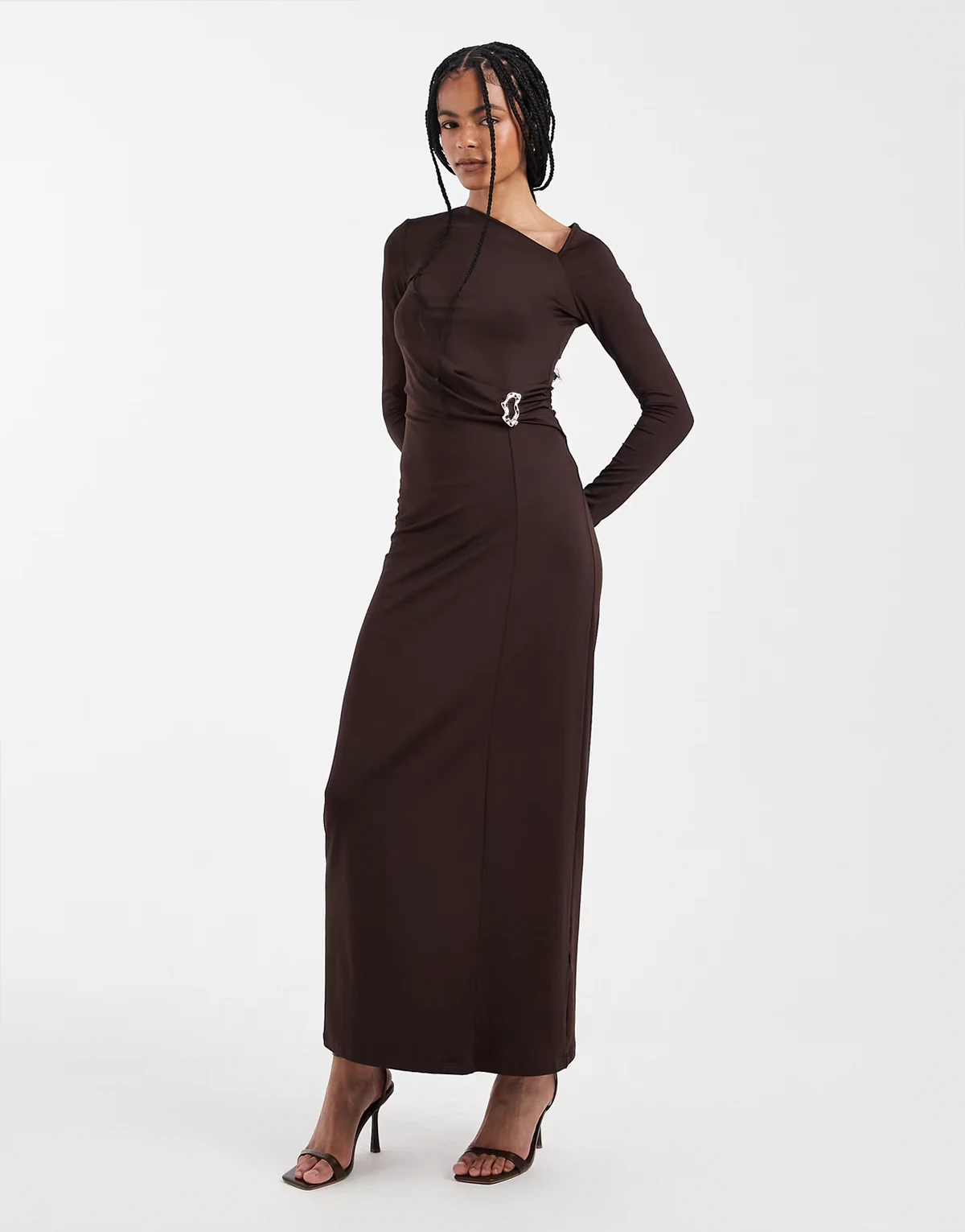 – Anschmiegsames, doppellagiges Maxikleid in Schokobraun mit Metalldetail und schulterfreiem Design