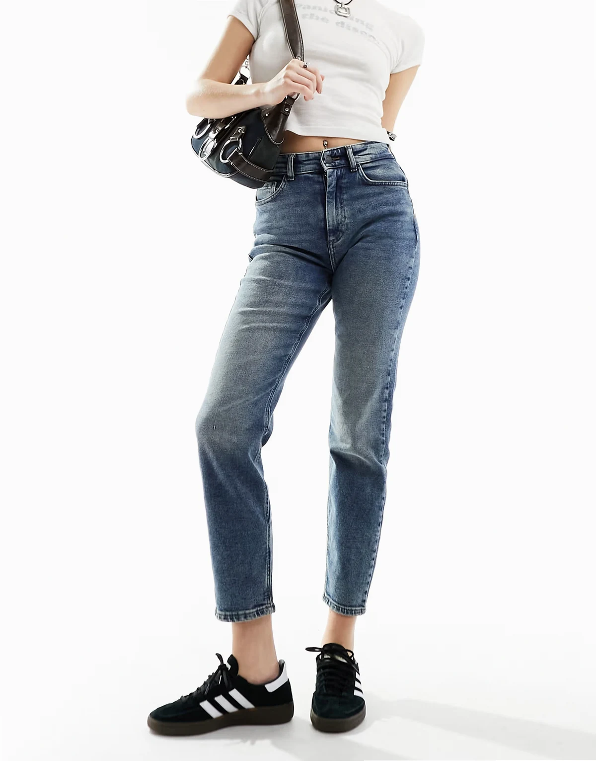 – Moni – Schmal geschnittene Straight Jeans in verwaschenem Mittelblau mit hohem Bund