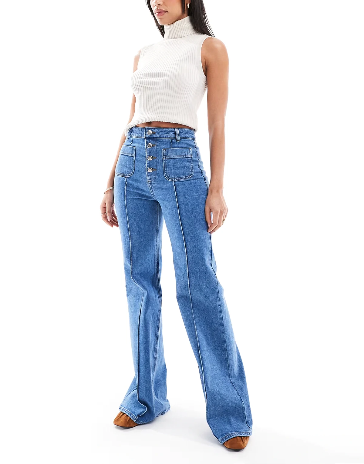 – Schlagjeans aus Denim im Stil der 70er mit aufgesetzten Taschen