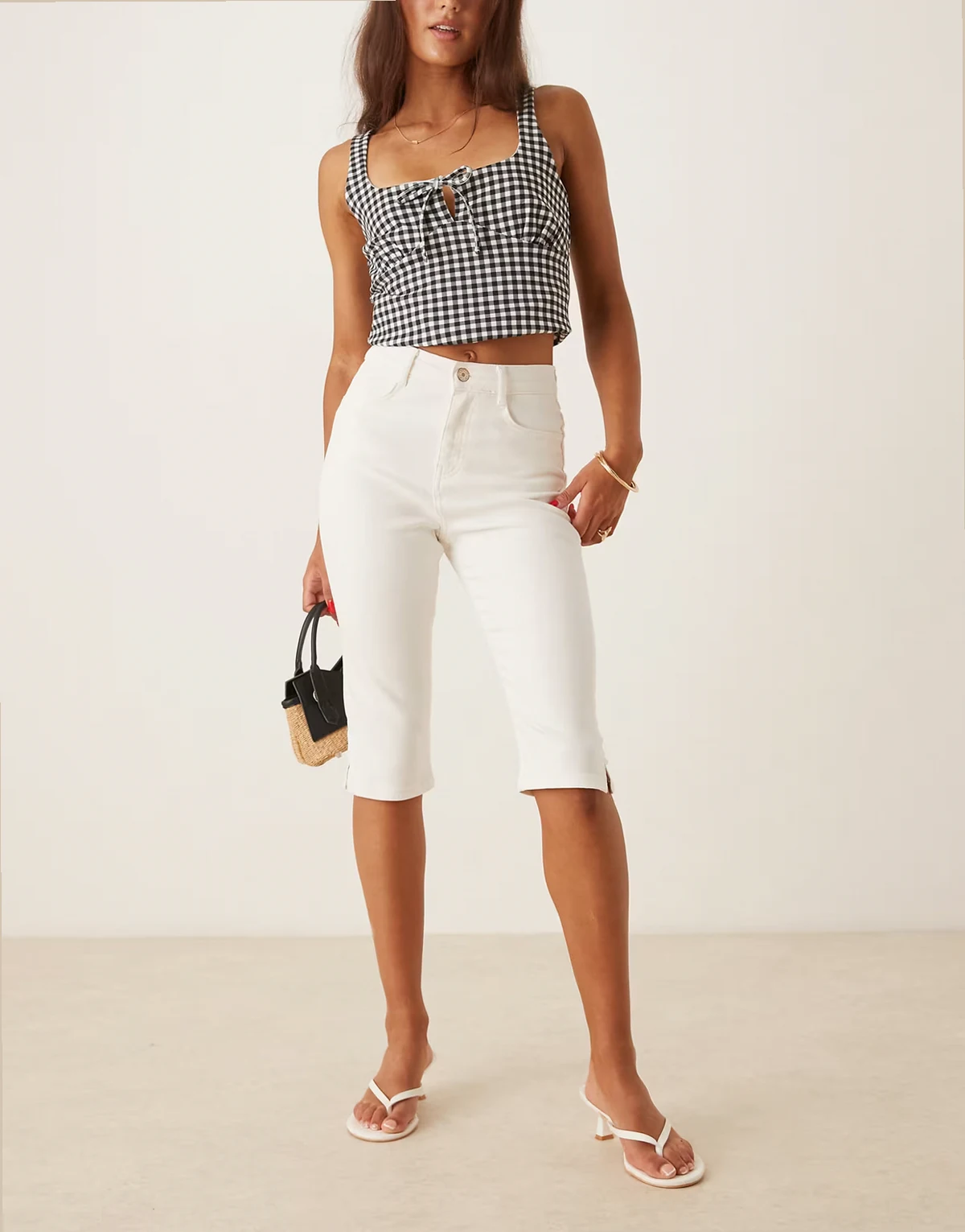 – Białe jeansy capri
