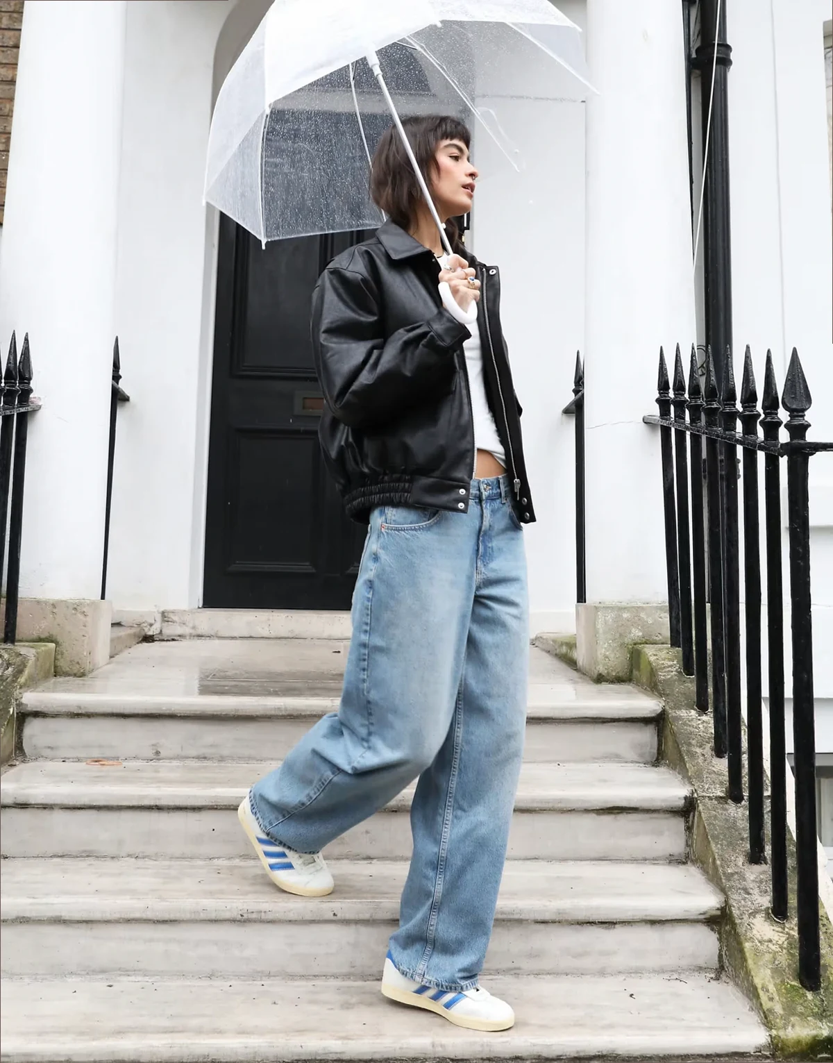 – Niebieskie luźne jeansy z obniżonym stanem i regulowaną talią w stylu vintage