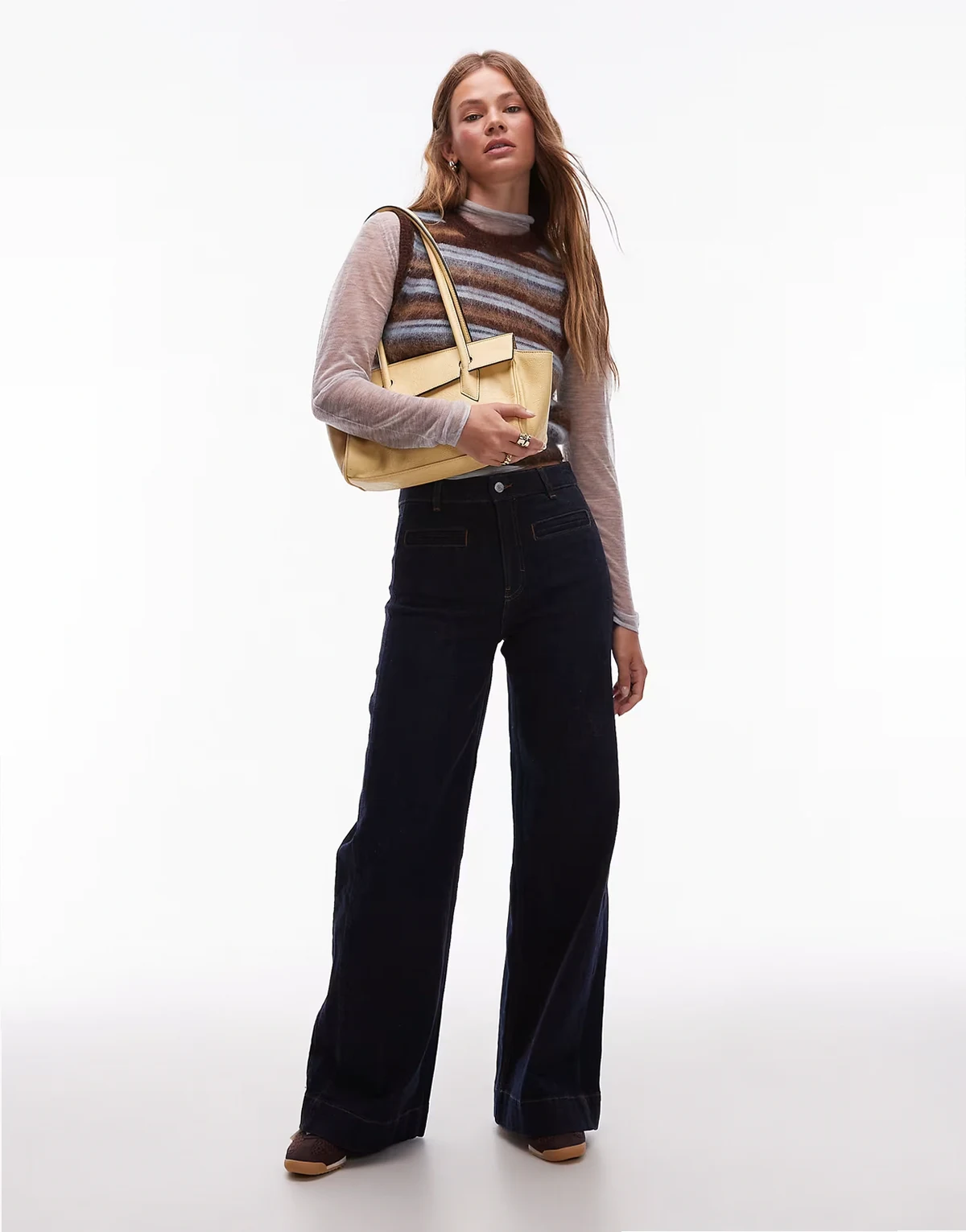 – Weite Jeans in dunkelblauer Waschung mit Paspeltaschen