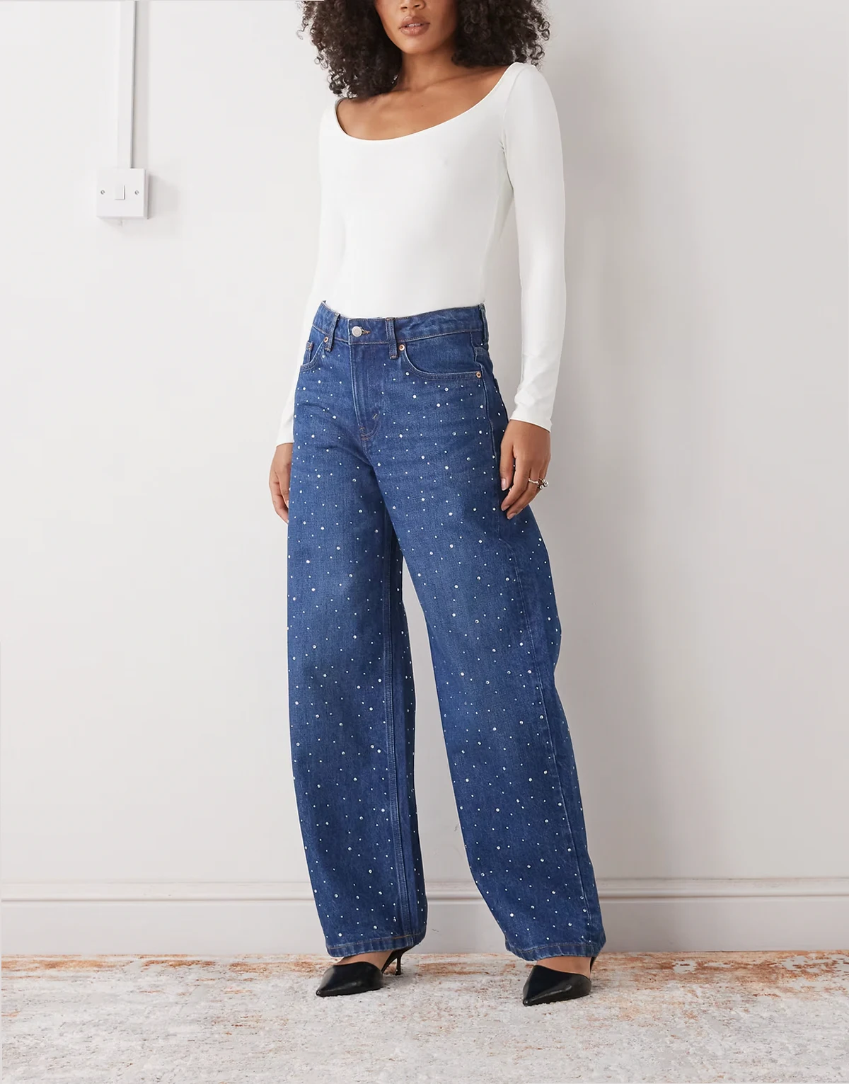– Locker geschnittene Jeans in dunklem Denimblau mit Hotfix-Verzierung