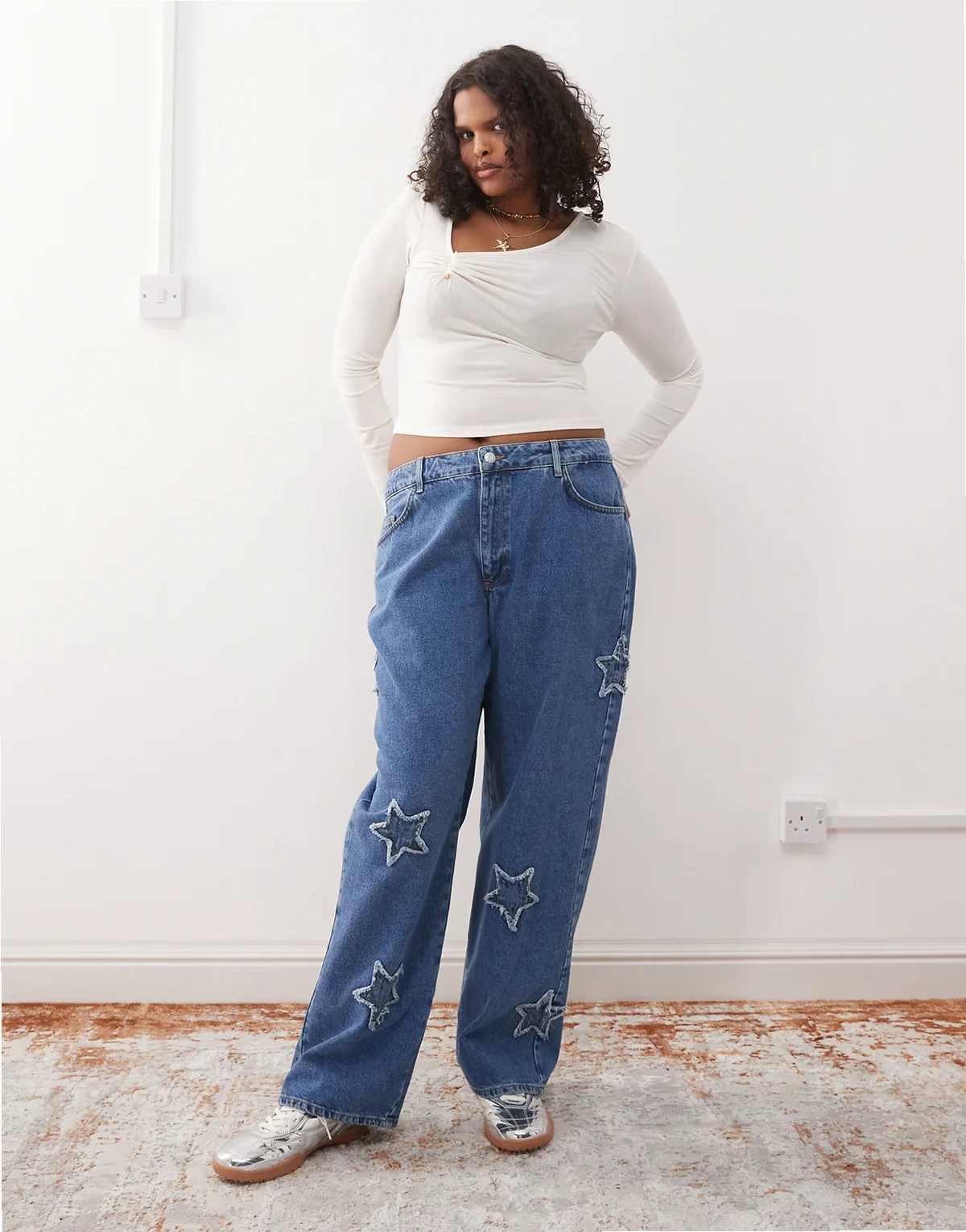 Noisy May – Curve – Jeans in mittelblauer Waschung mit weitem Bein und Sternen-Patches
