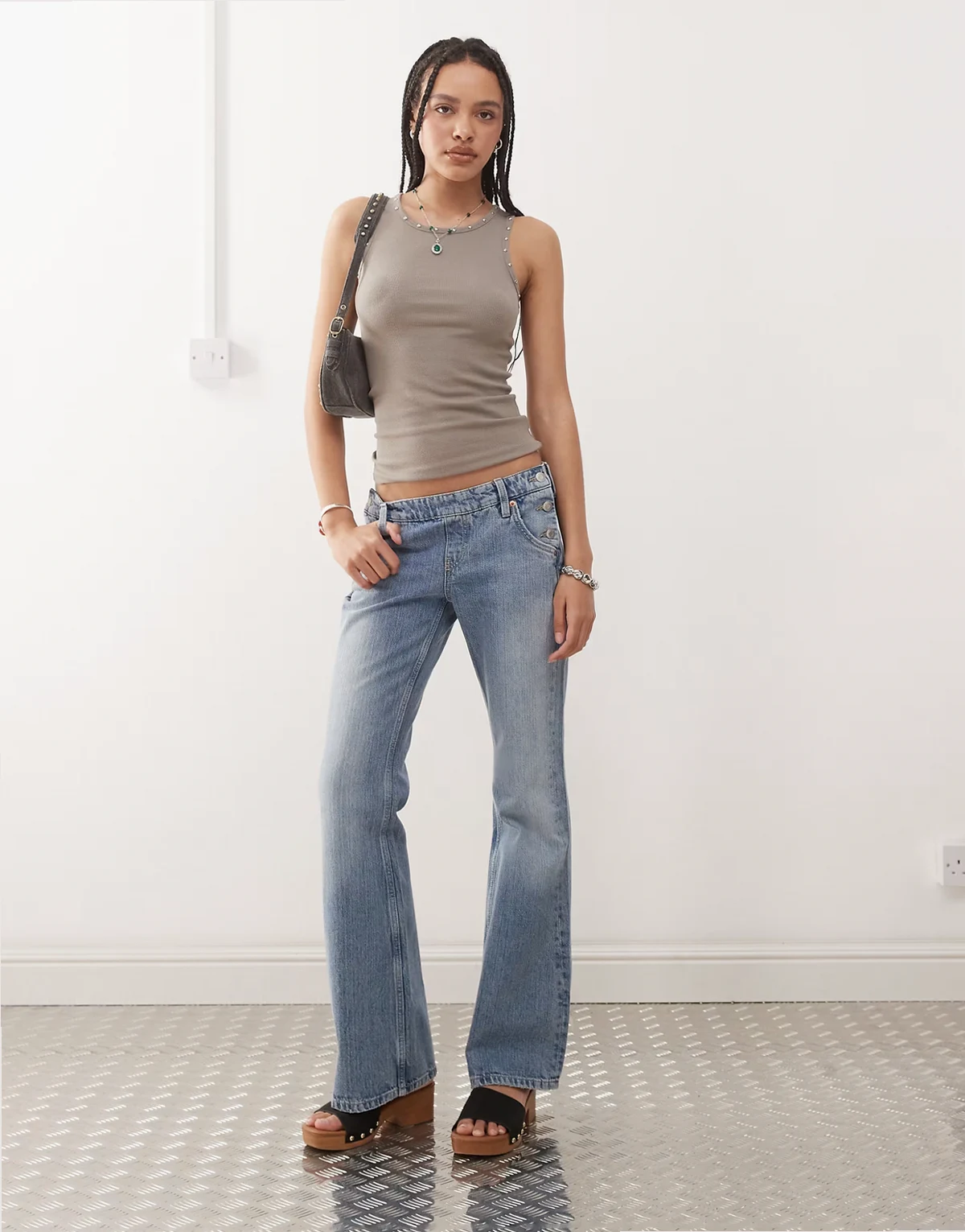 – Ausgestellte Jeans in Streaky-Blau-Waschung mit niedrigem Bund und seitlichem Knopfdetails mit Western-Flair