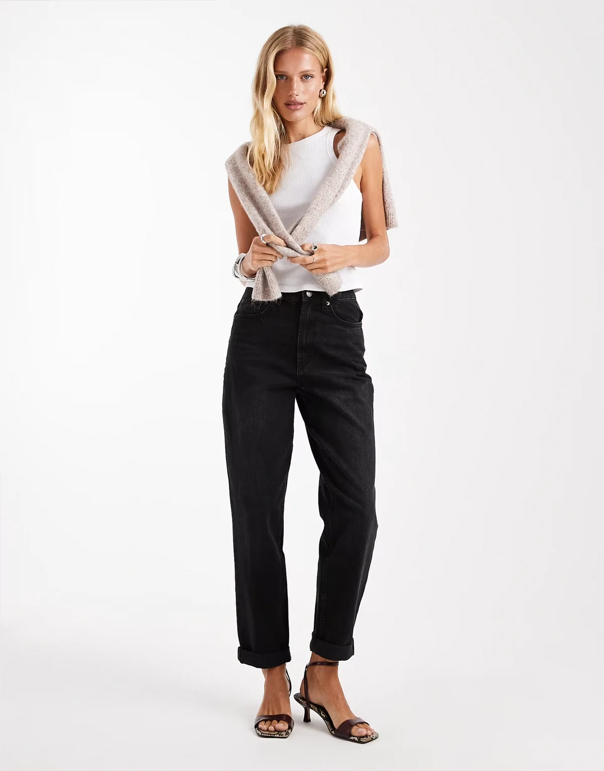 – Czarne luźne mom jeans z wysokim stanem