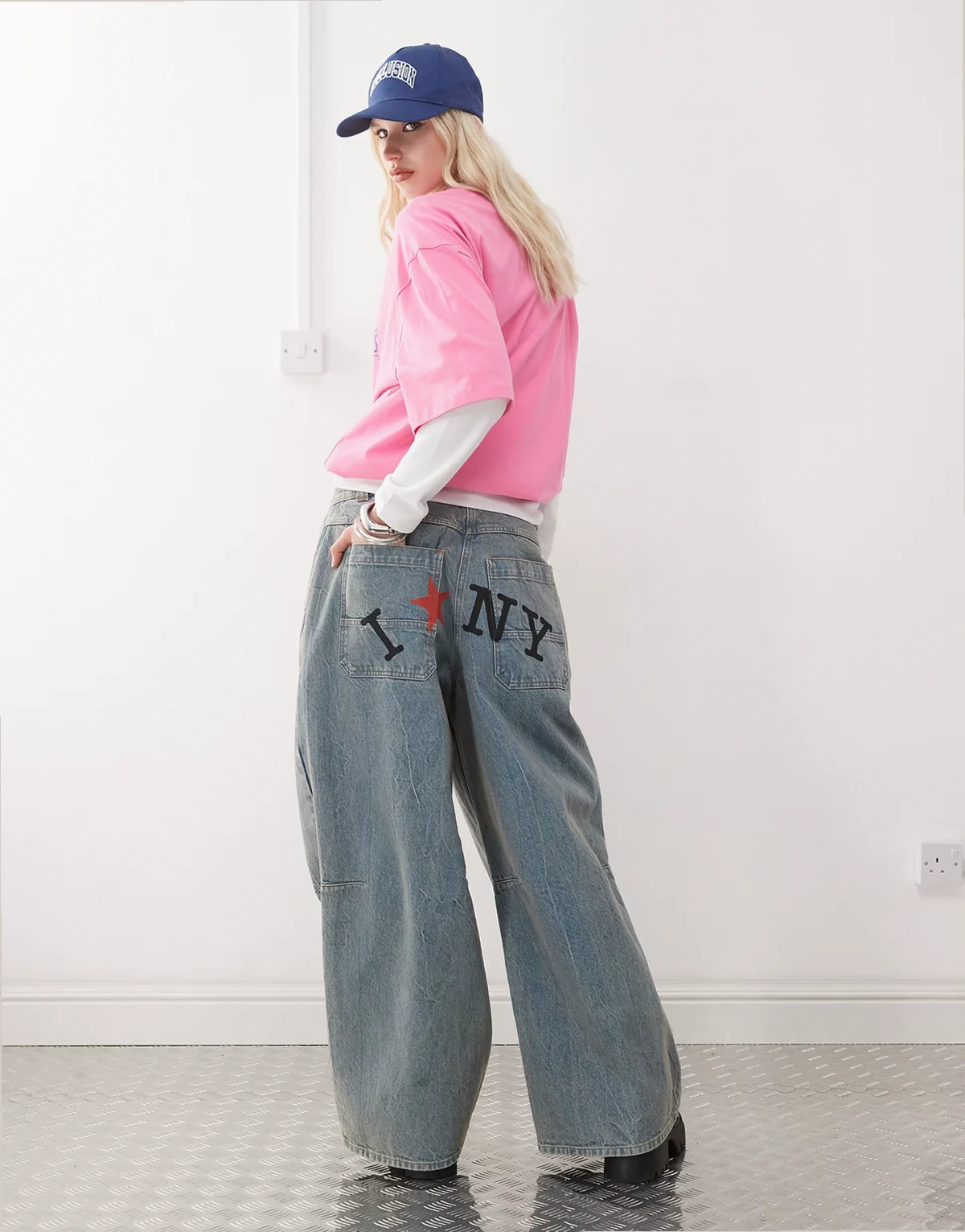 – X007 XL – Weite Jeans in heller Waschung mit Print hinten