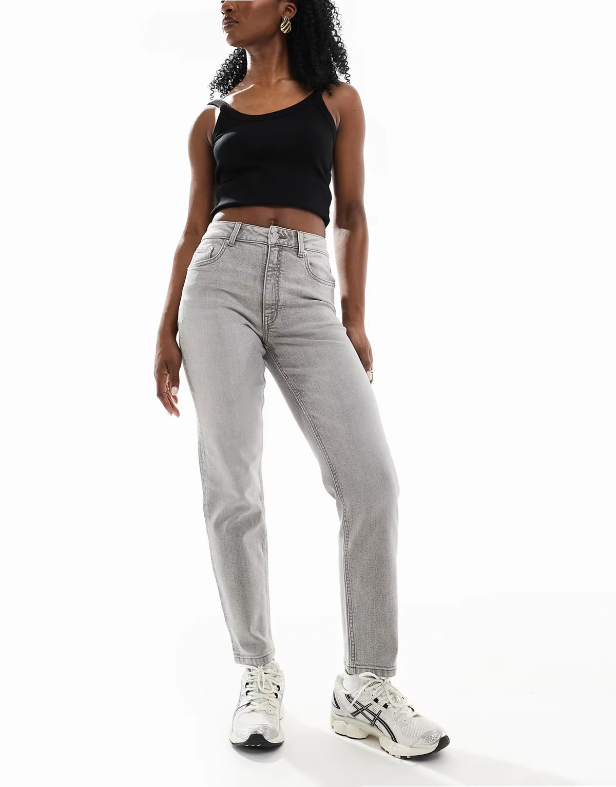 – Szare wygodne mom jeans o dopasowanym kroju