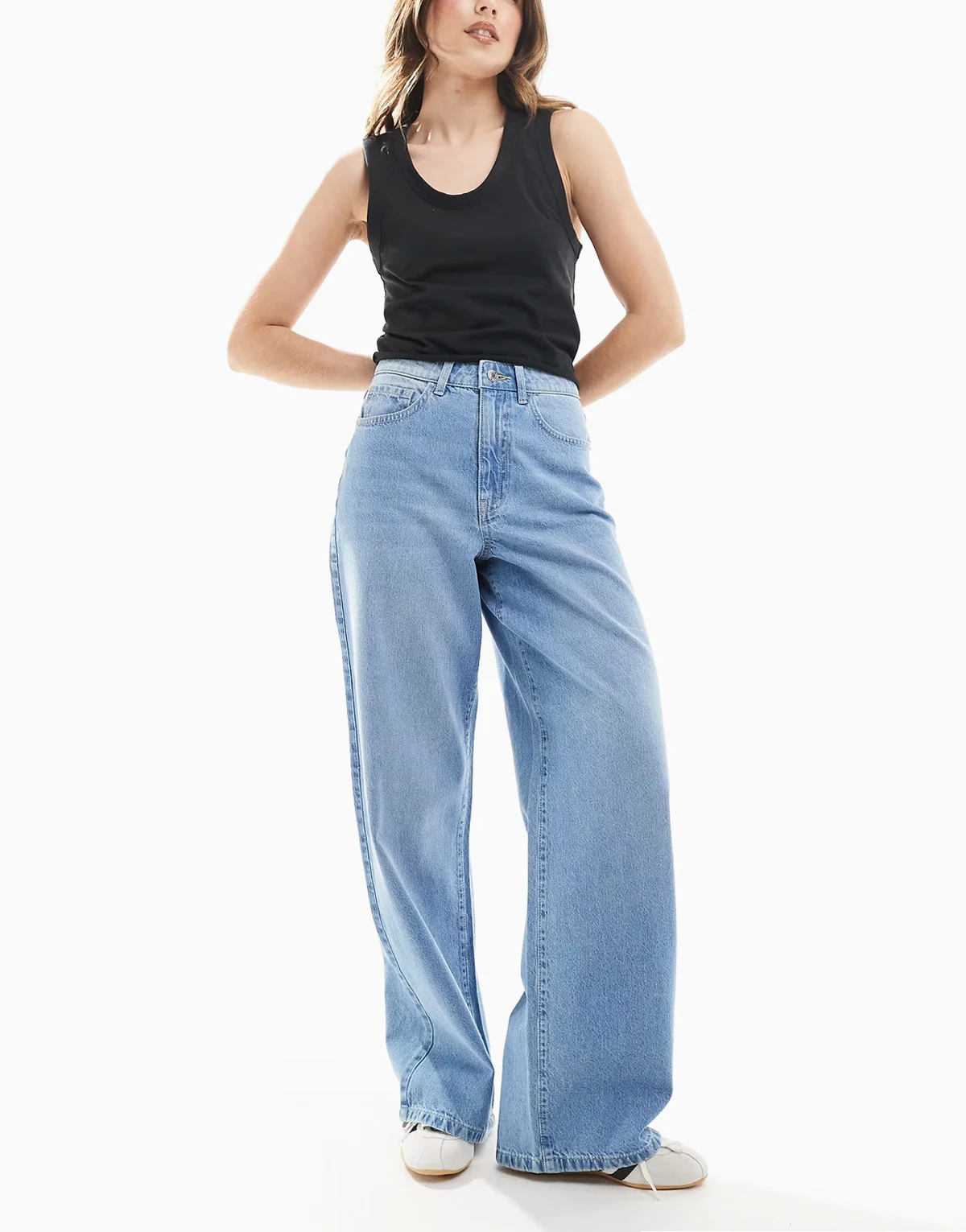 – Kirsa – Weite Jeans in hellblauer Waschung mit hoher Taille