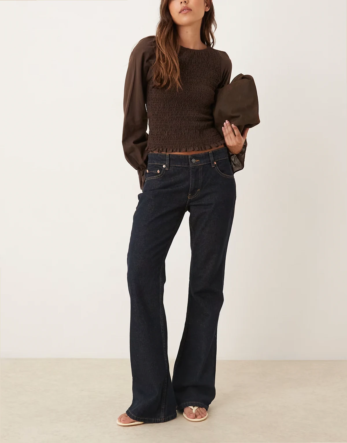 – Schlagjeans aus festem Material in Indigoblau mit niedrigem Bund