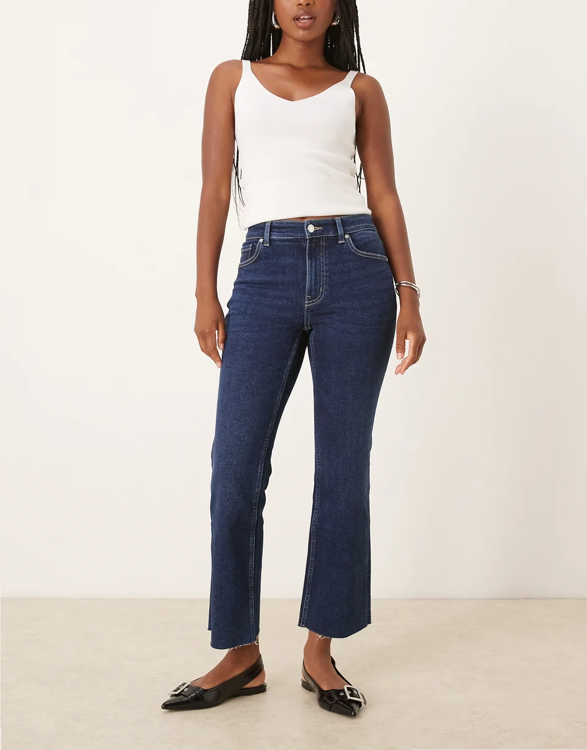 – Sienna – Ausgestellte Jeans in Indigoblau mit offenem Saum