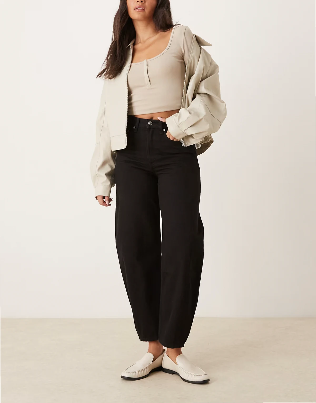 – Bloom – Barrel-Leg-Jeans in Cropped-Länge in verwaschenem Grau