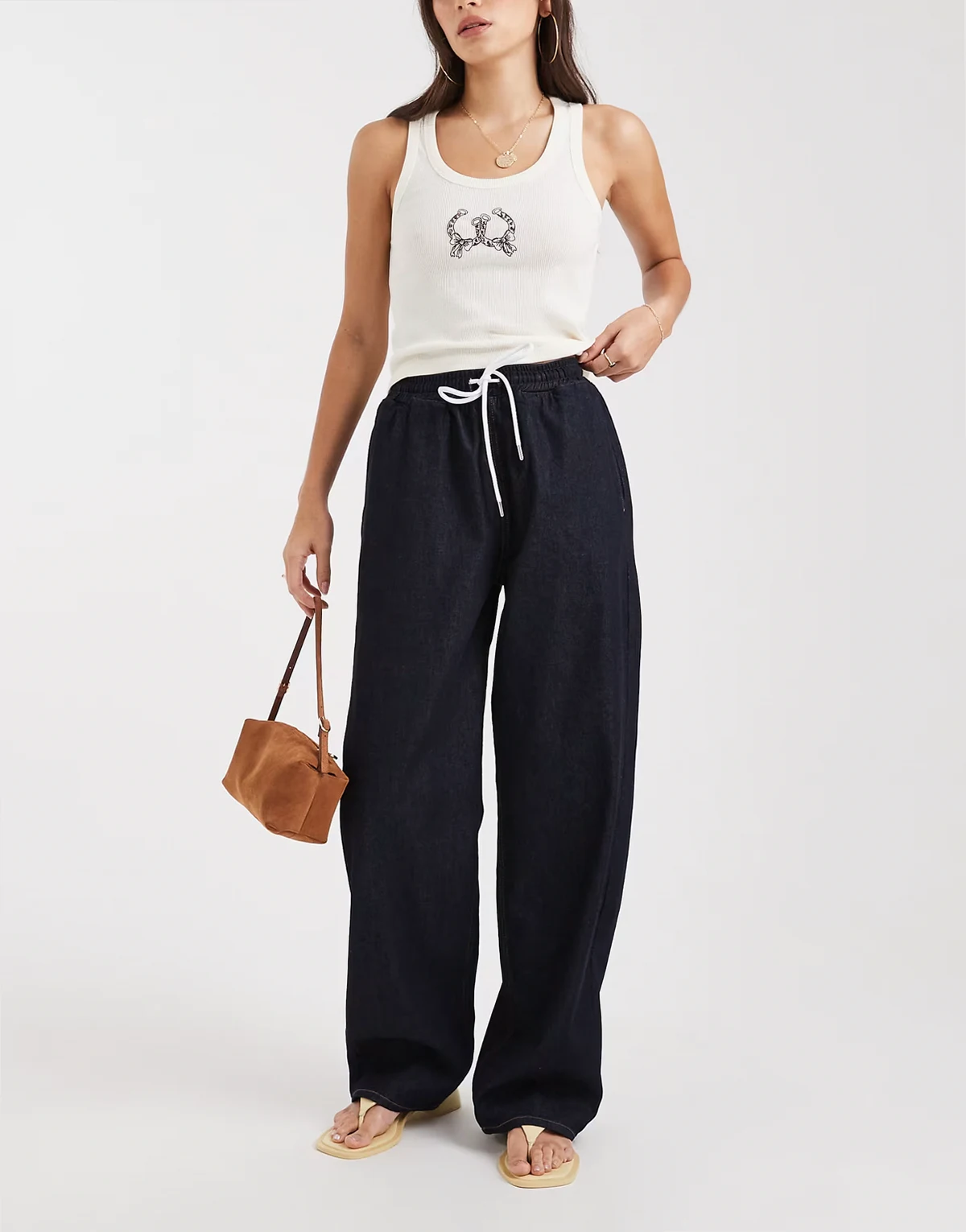 – Weite Jeans in indigoblauer Waschung mit elastischem Bund