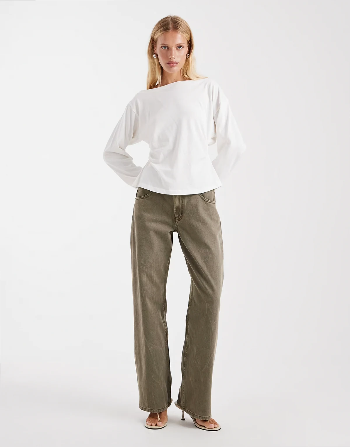 – Jeansy baggy w kolorze khaki z obniżonym stanem