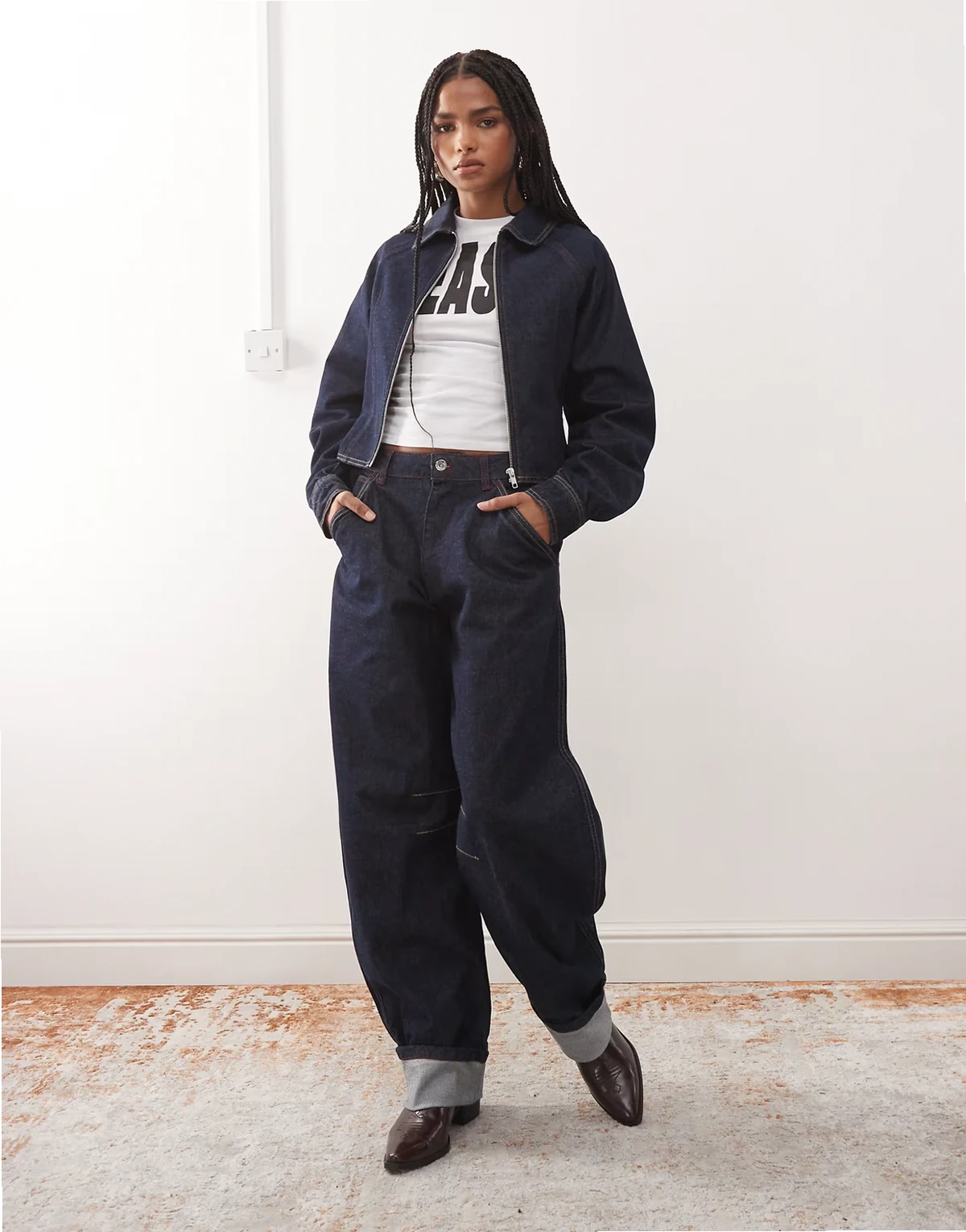 – Barrel-Jeans in Rinse-Waschung mit Umschlagsaum sowie Ziernähten in Rosa und Orange