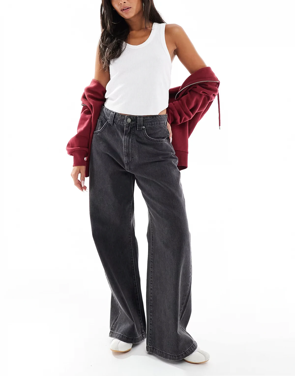 – Grafitowe jeansy super baggy z niskim stanem