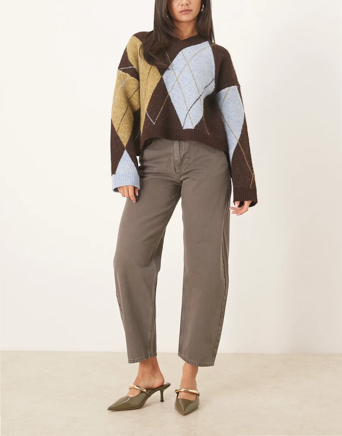 – Szare dopasowane jeansy barrel