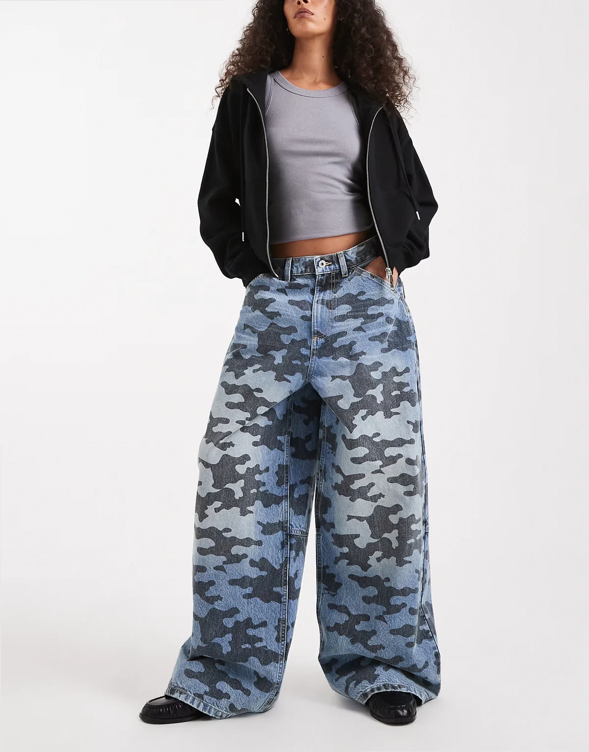 – X007 XL – Weite Jeans mit niedrigem Bund und Military-Muster