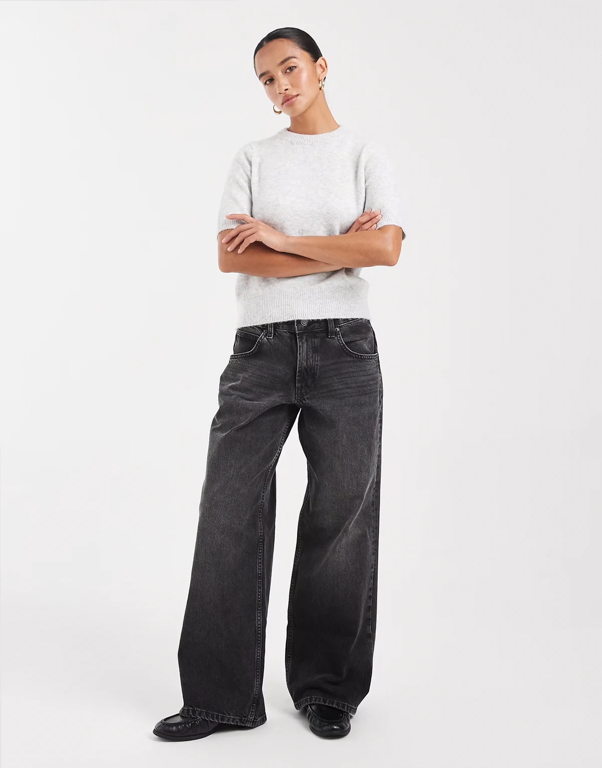 ASOS DESIGN Petite – Weite Jeans in verwaschenem Schwarz mit niedrigem Bund