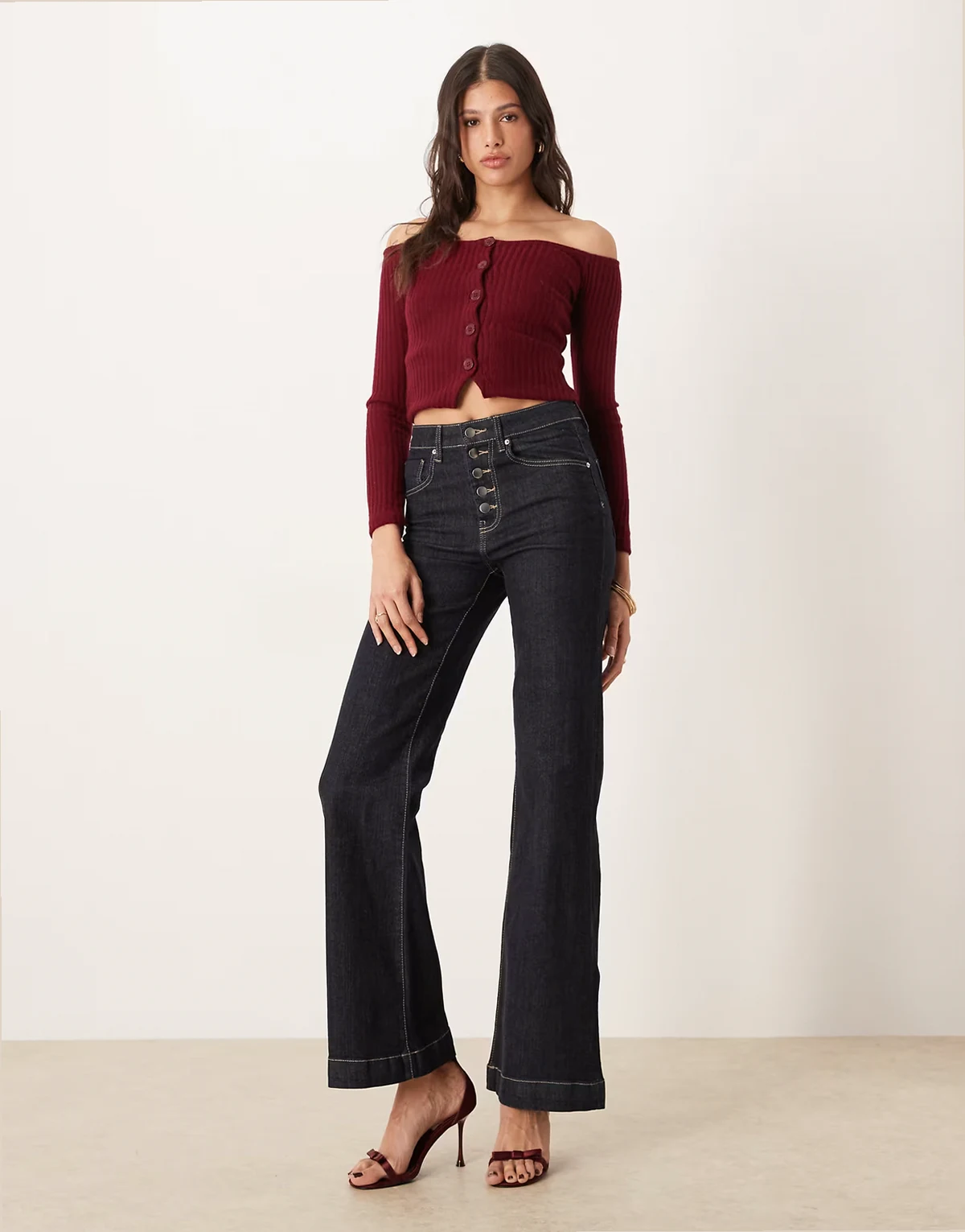 – Elegante Schlagjeans in dunkler indigoblauer Waschung