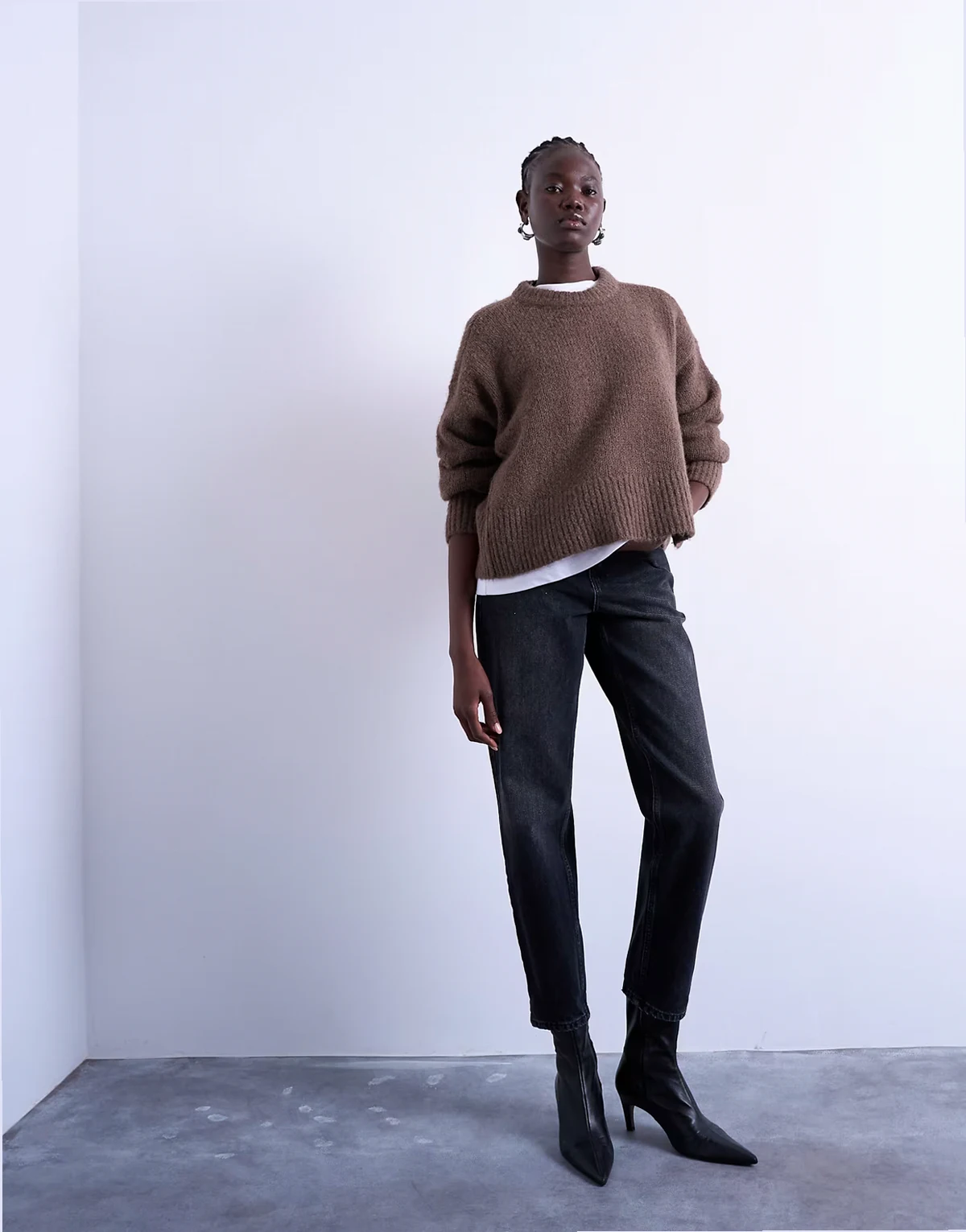 – Czarne mom jeans z efektem sprania