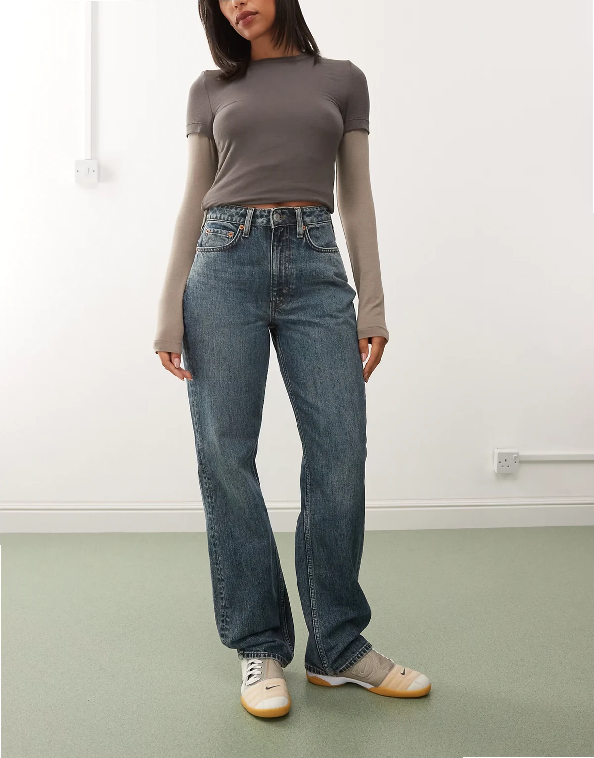 – Resolute – Stretch-Jeans in blauer Waschung mit hohem Bund und geradem Schnitt