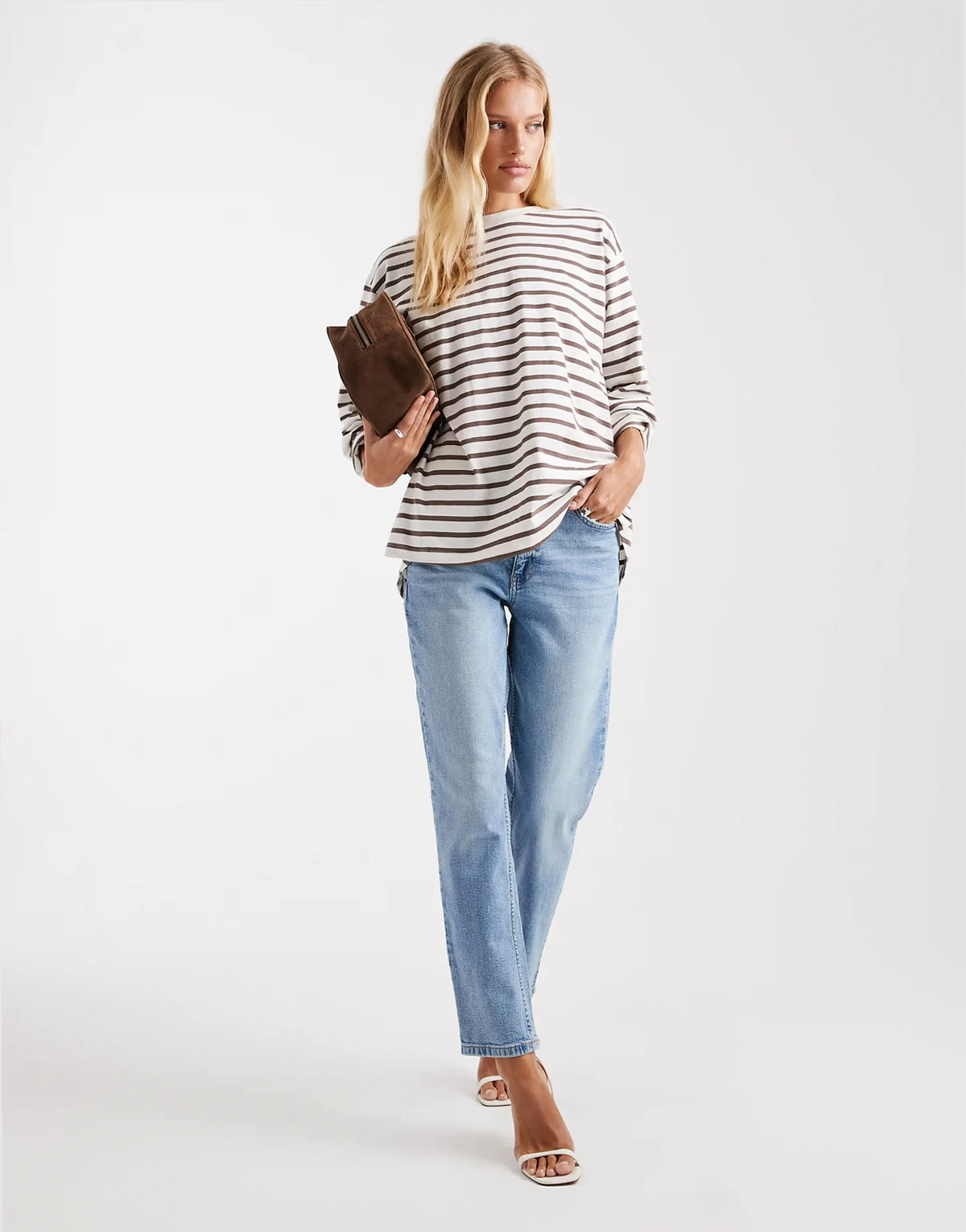 – Dopasowane niebieskie jeansy mom fit