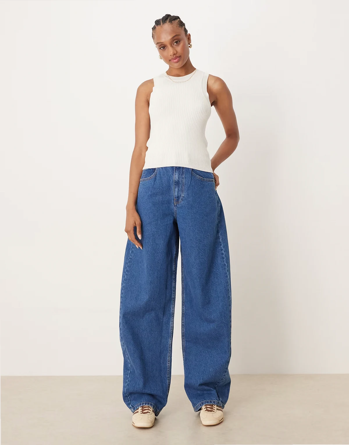 ASOS DESIGN Tall – Barrel-Leg-Jeans in Mittelblau mit hohem Bund