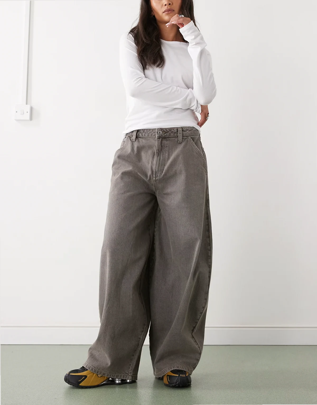 – X006 – Superweite Balloon-Jeans in verwaschenem Grau mit niedrigem Bund