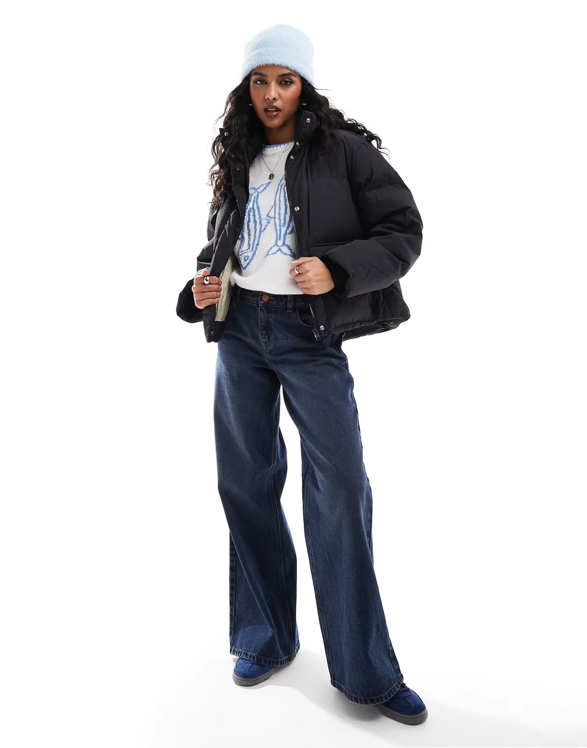 – Puchowa czarna kurtka o krótkim fasonie