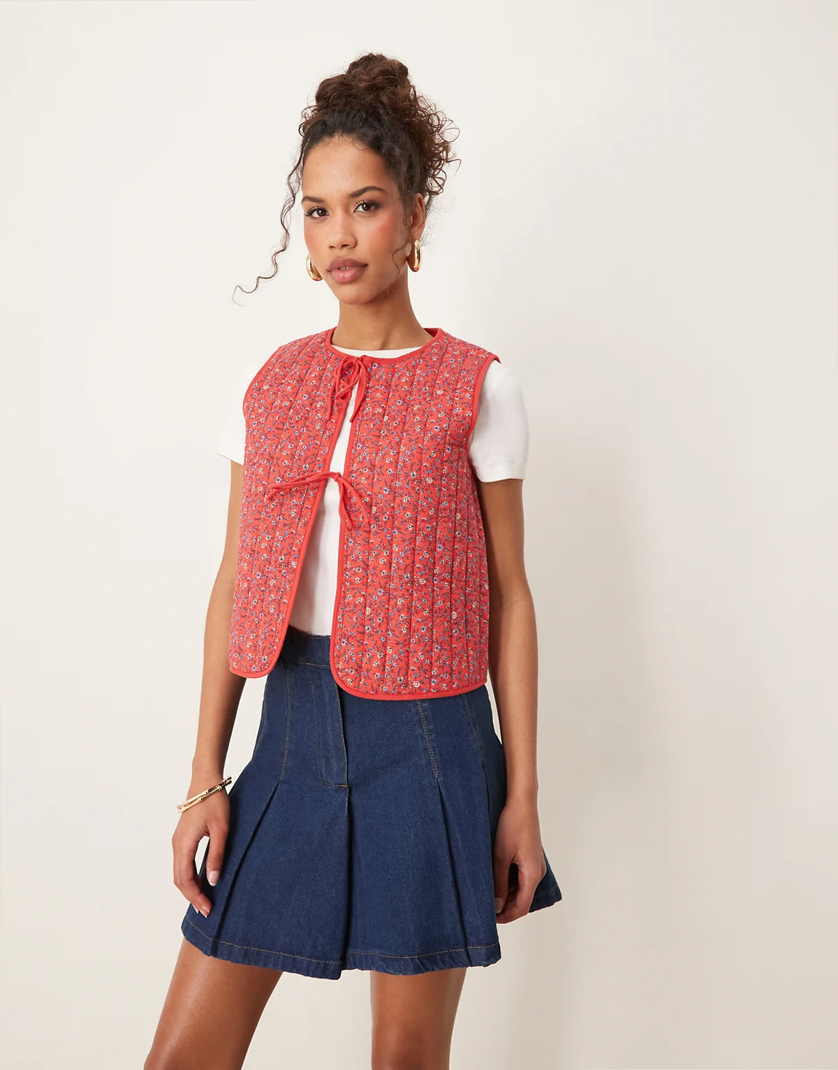 tie-detail quilted vest in red floral