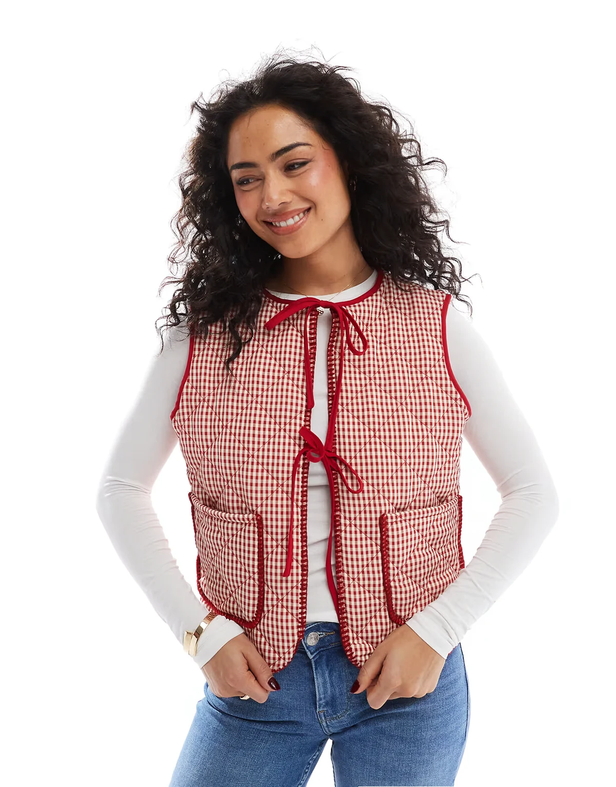 – Pikowany bezrękawnik w czerwoną kratkę vichy