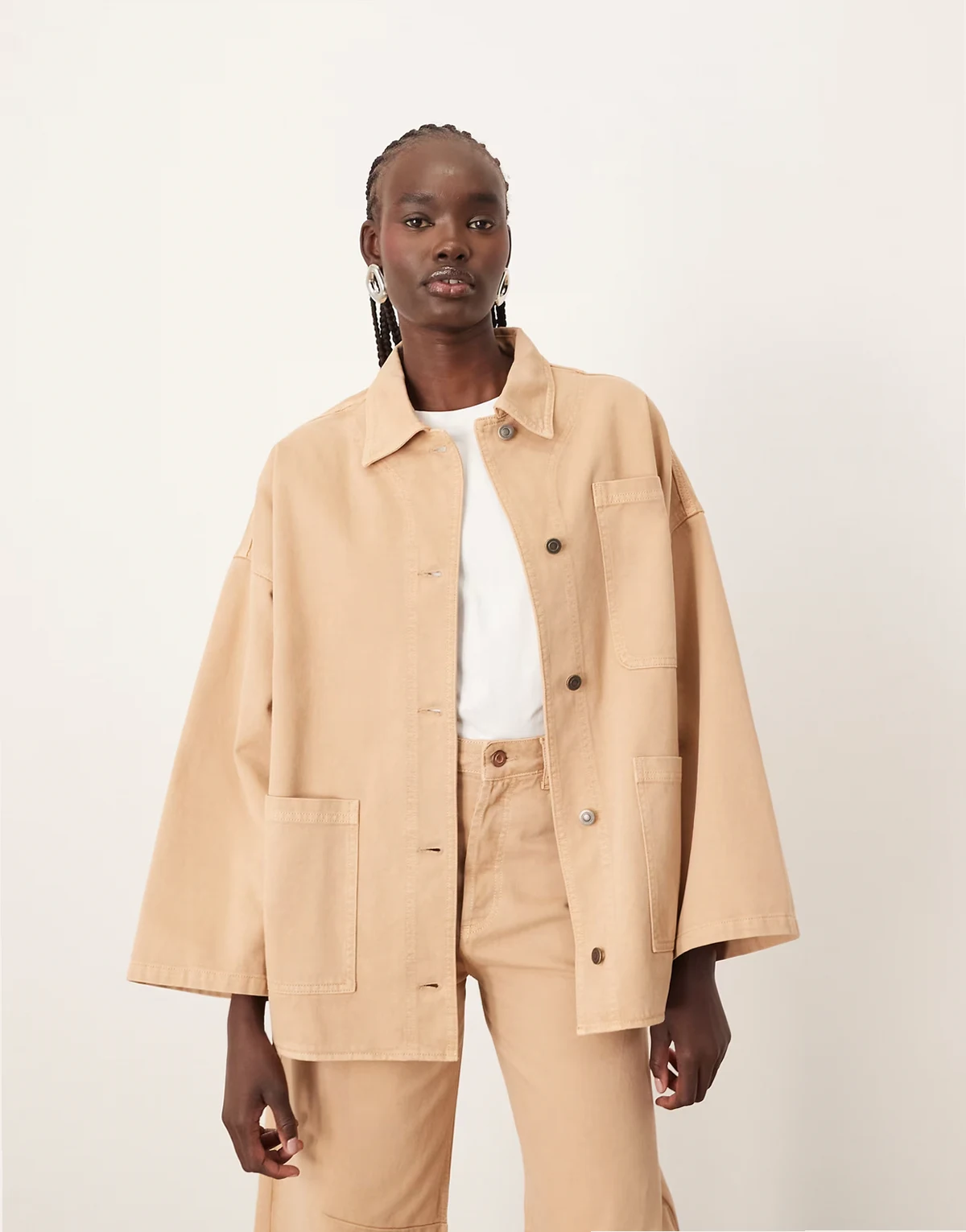 – Jeansowa kurtka koszulowa oversize w kolorze gliny