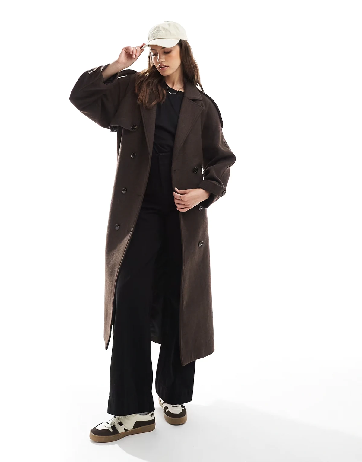 – Brązowy wełniany płaszcz z paskiem