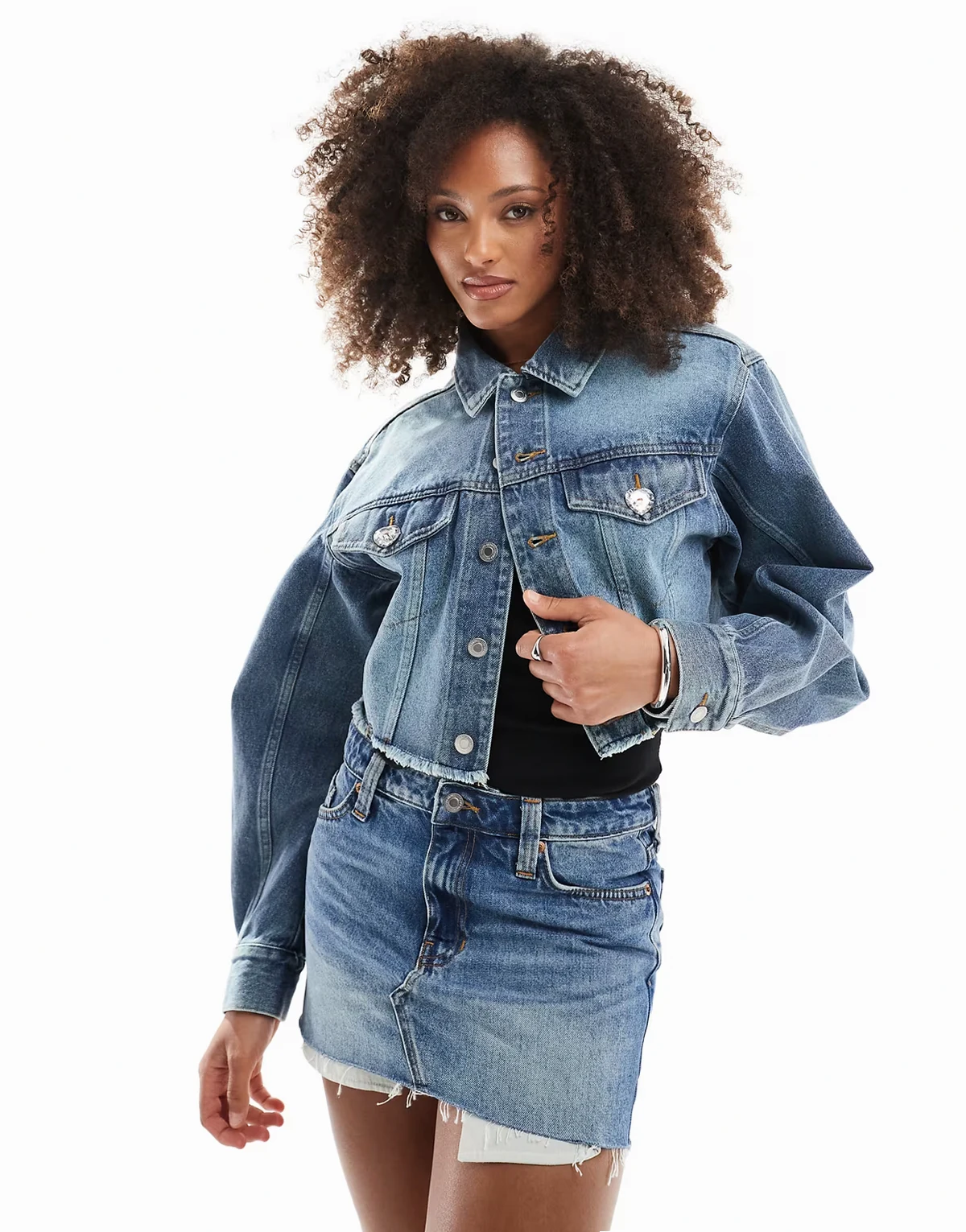 – Cropped-Jeansjacke in mittelblauer Waschung mit offenem Saum