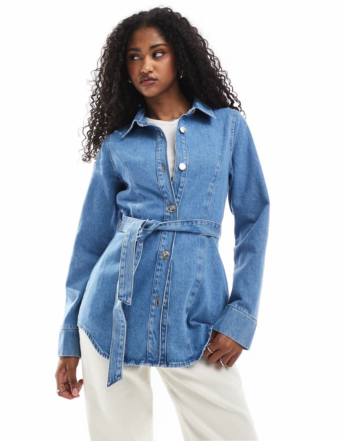 – Jeansjacke in mittlerer Waschung mit abgenähter Taille und Gürtel