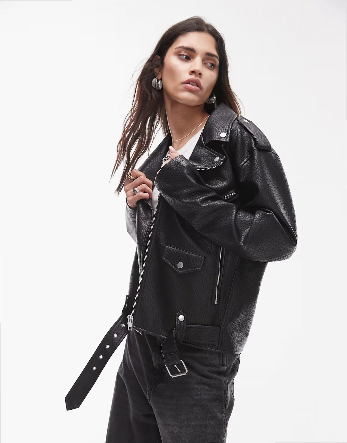 – Czarna kurtka oversize typu biker z imitacji skóry