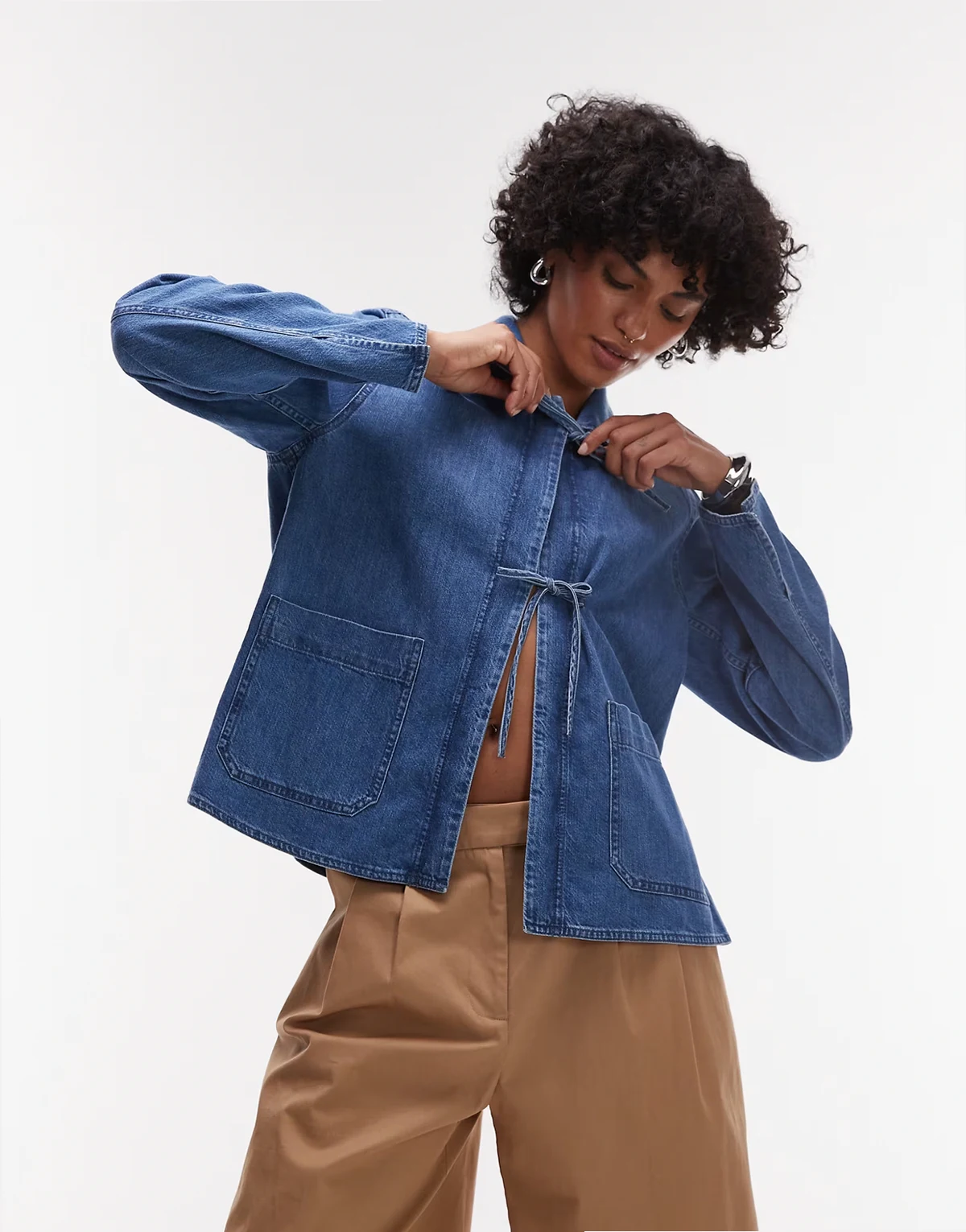 – Denim-Hemdjacke in mittelblauer Waschung mit Bindedetail vorne