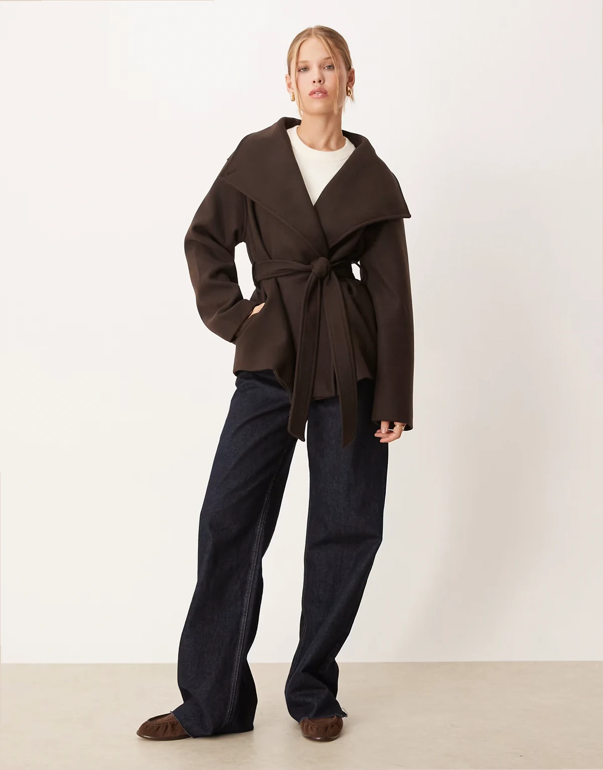 – Kurzjacke in Braun mit hohem Kragen
