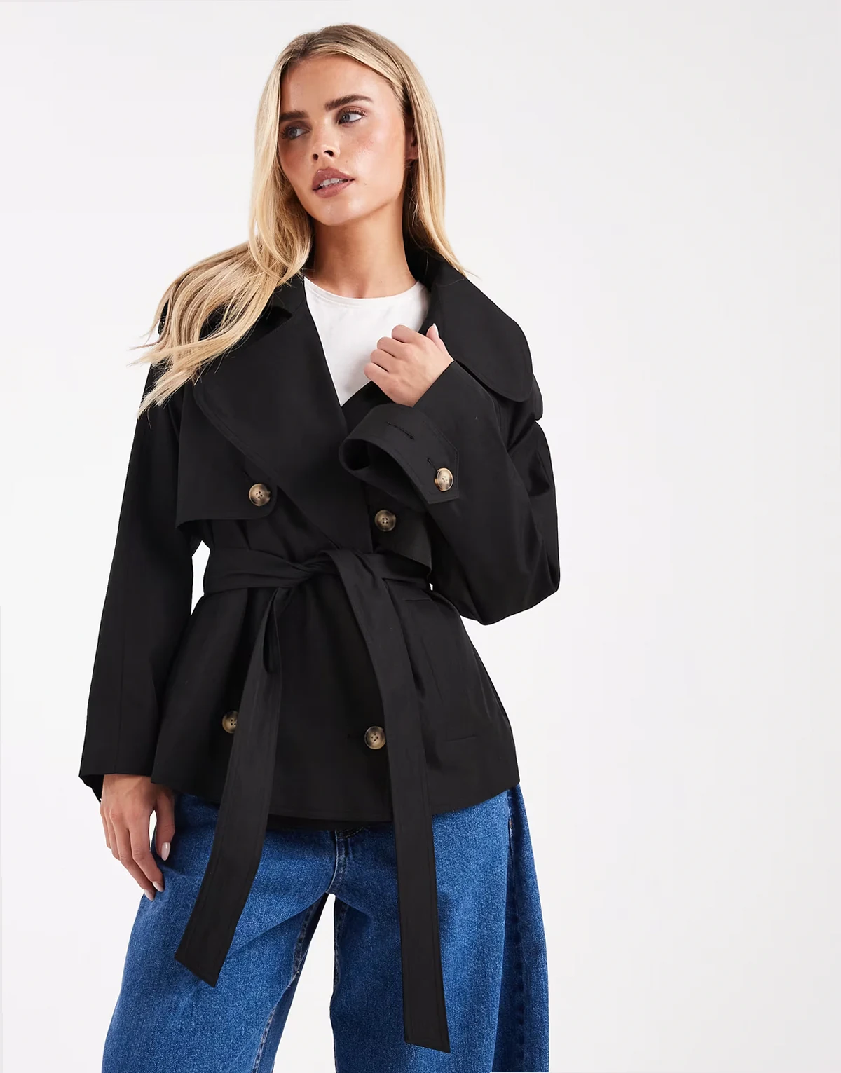 ASOS DESIGN Petite – Kurzer Oversize-Trenchcoat in Schwarz mit Gürtel