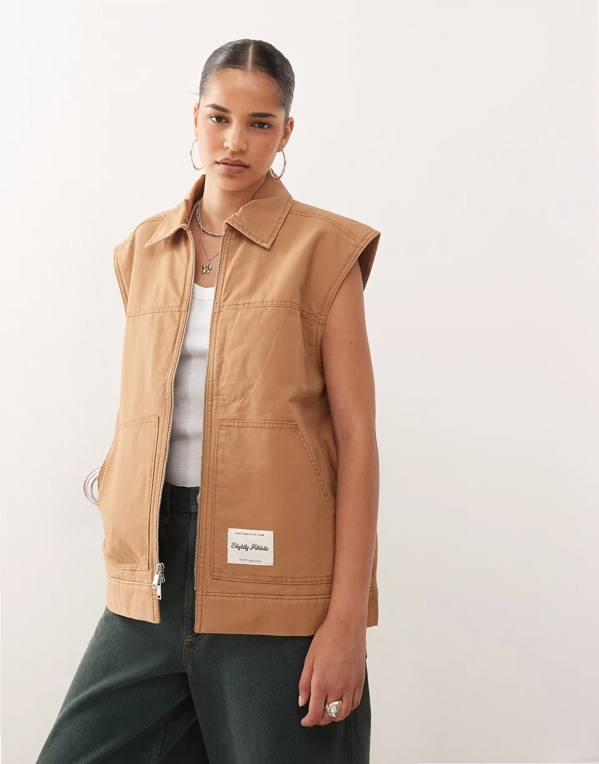 – Leichte, ärmellose Utility-Jacke in Camel