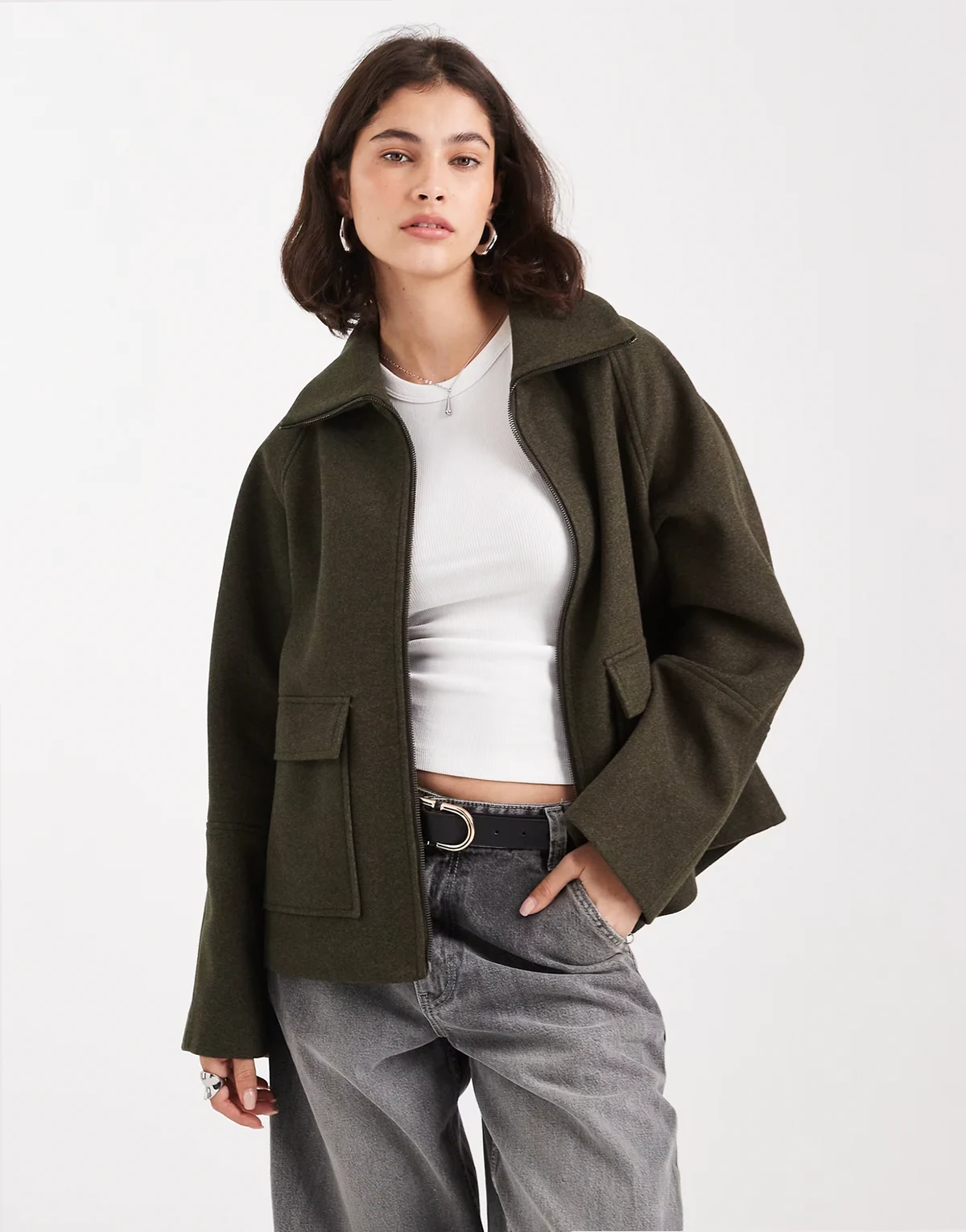 – Elegancki płaszcz Harrington z kieszeniami w kolorze khaki