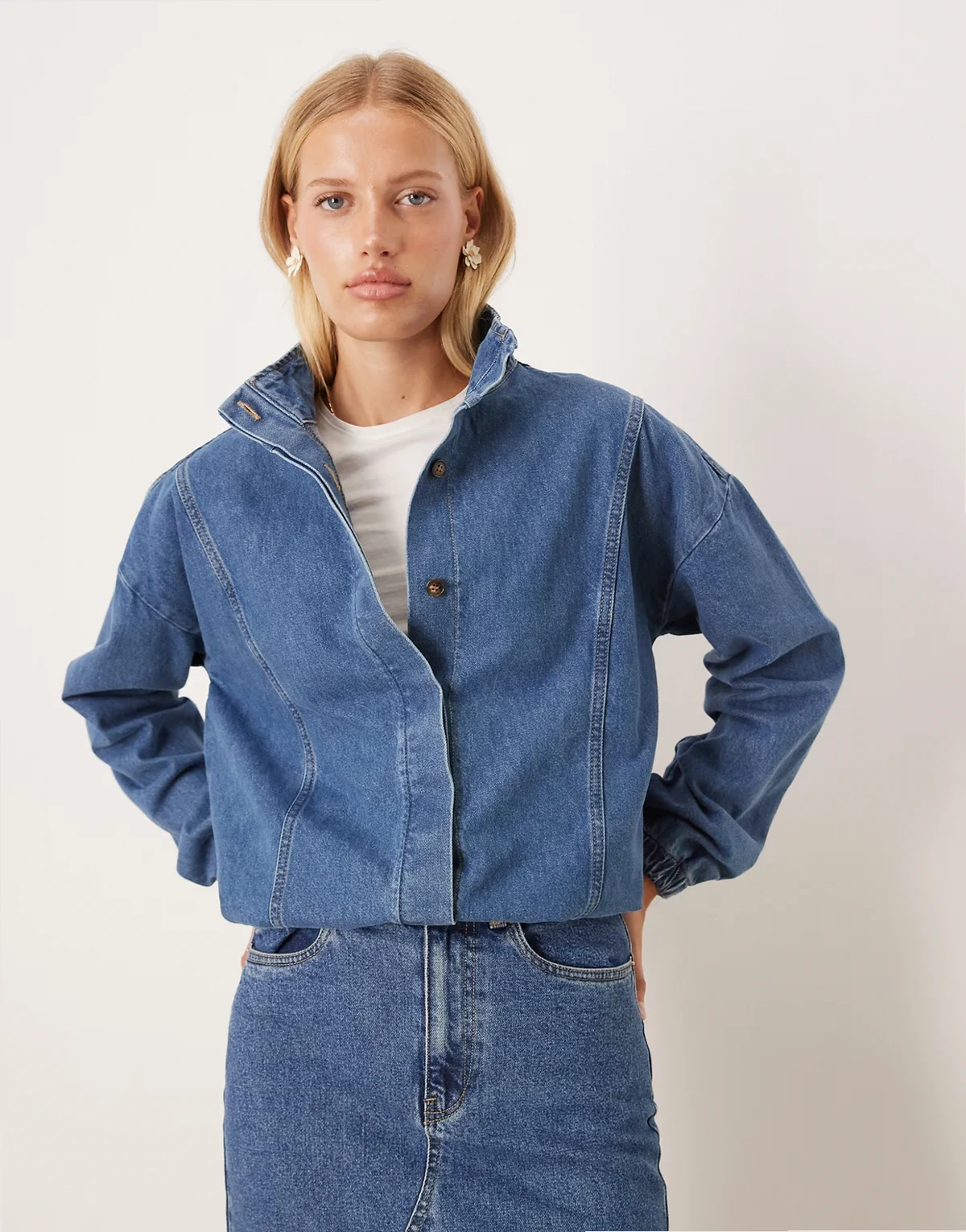 – Niebieska kurtka oversize z golfem