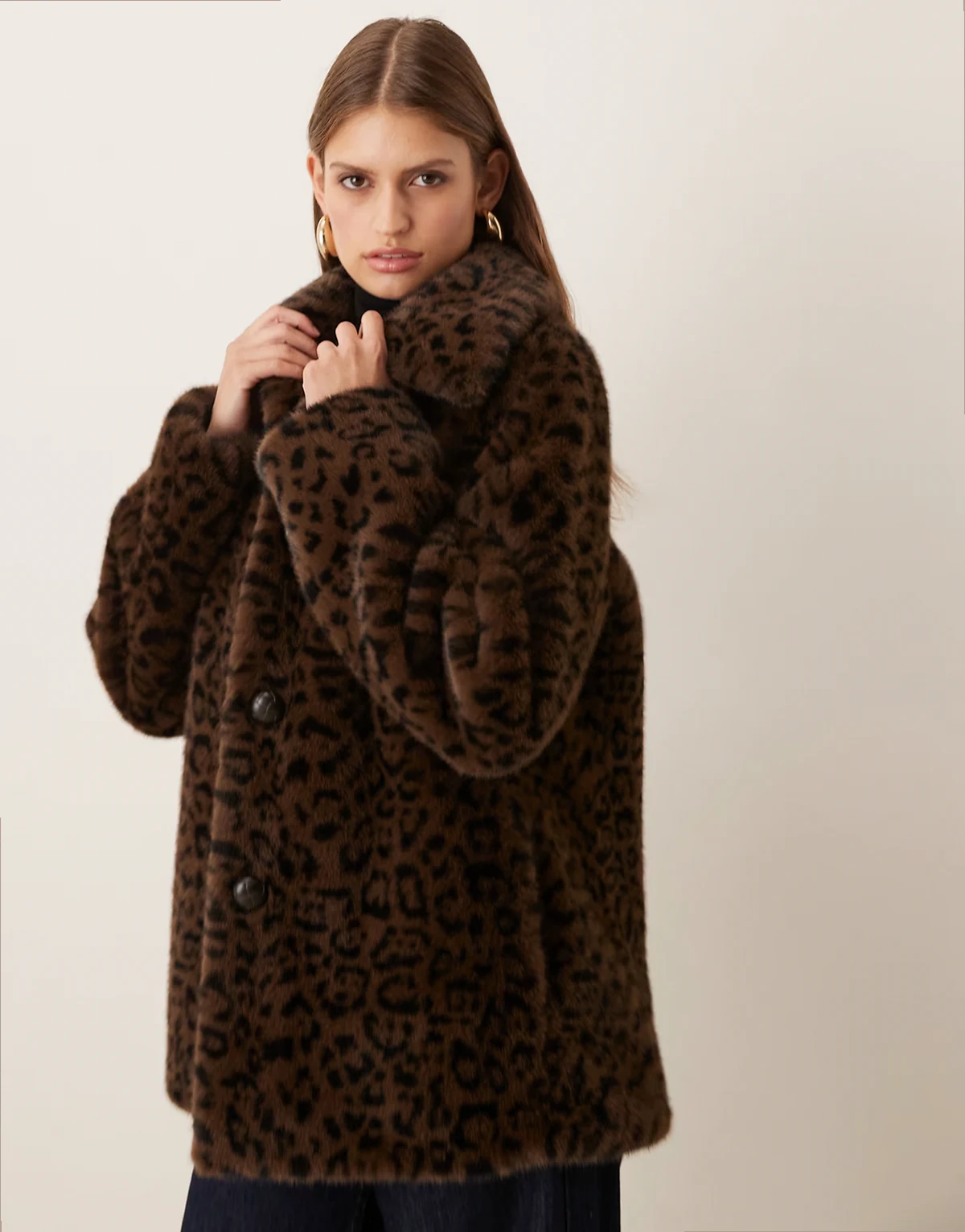 – Jacke aus Kunstpelz in Dunkelbraun mit Leopardenprint