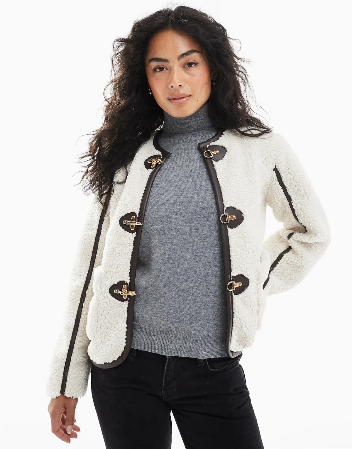 – Cropped Teddyfell-Jacke in Cremeweiß mit Clipverschluss-Details